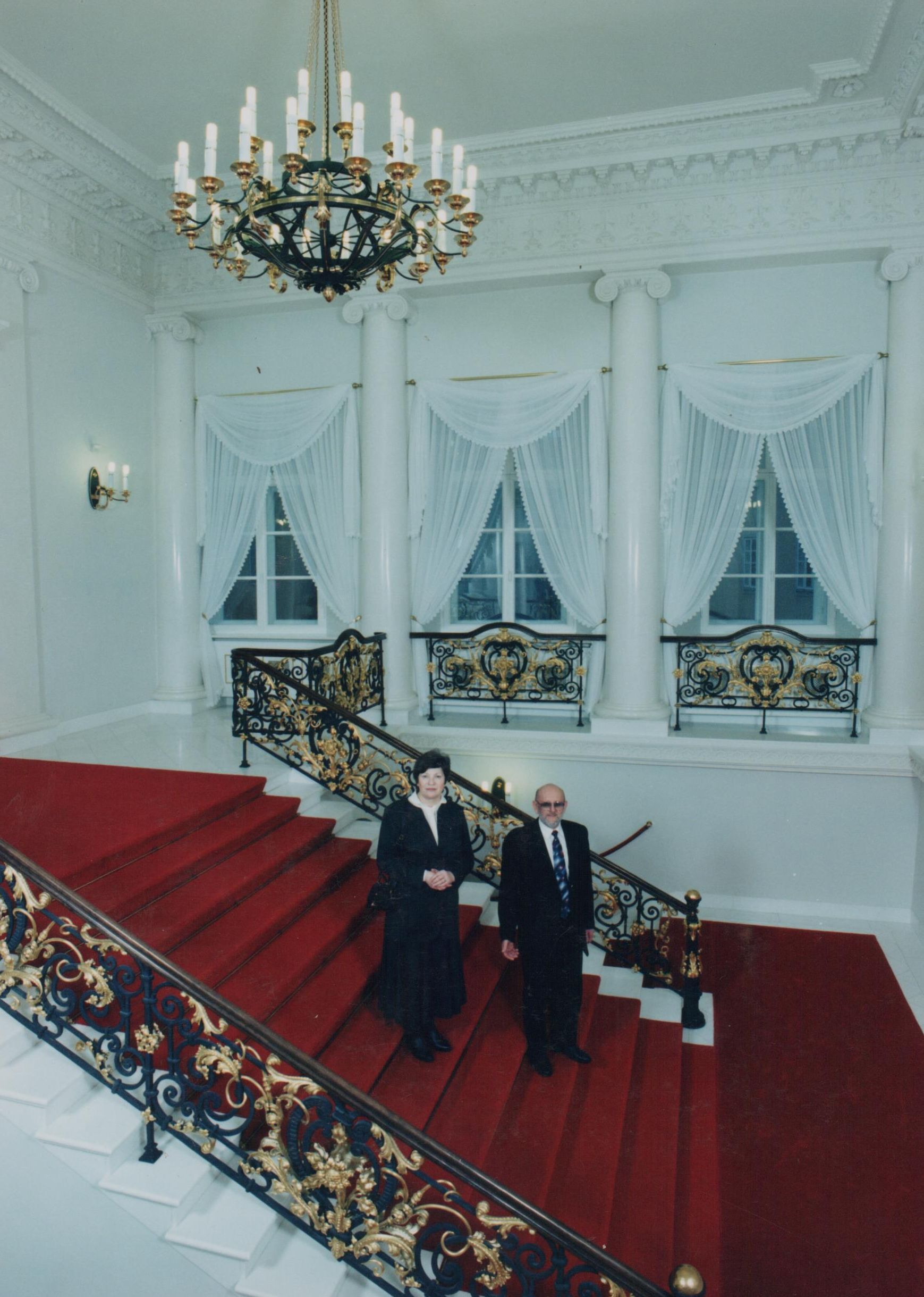 Su žmona Birute LR Prezidento rezidencijos Reprezentacinių rūmų Auksinėje laiptinėje. 1998 m. V. Gulevičiaus nuotr.