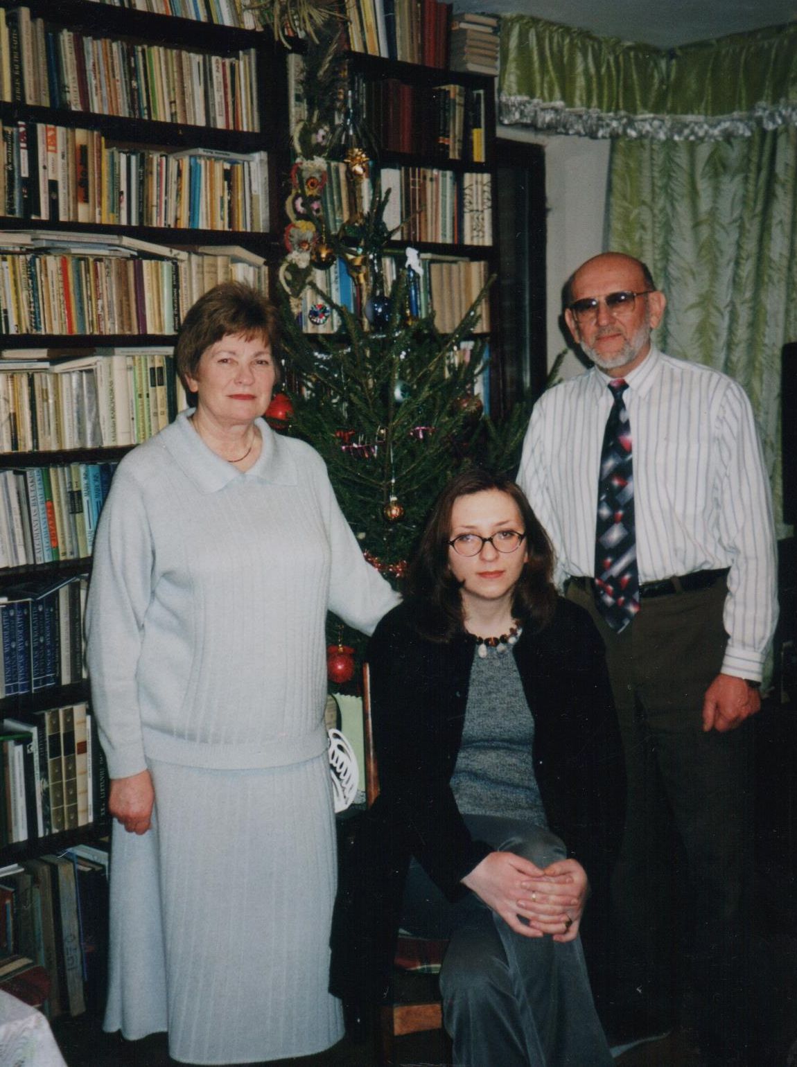 Birutė, dukra Milda ir Gediminas prie Naujametinės eglutės. 2008 m.