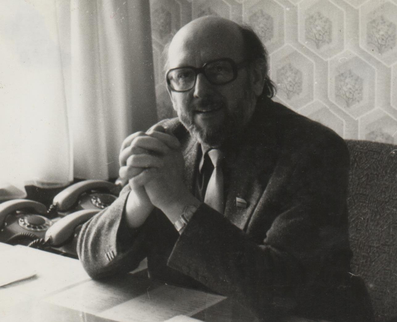Aukščiausiosios Tarybos Švietimo, mokslo ir kultūros komisijos pirmininkas G. Ilgūnas savo darbo kabinete. 1990 m.