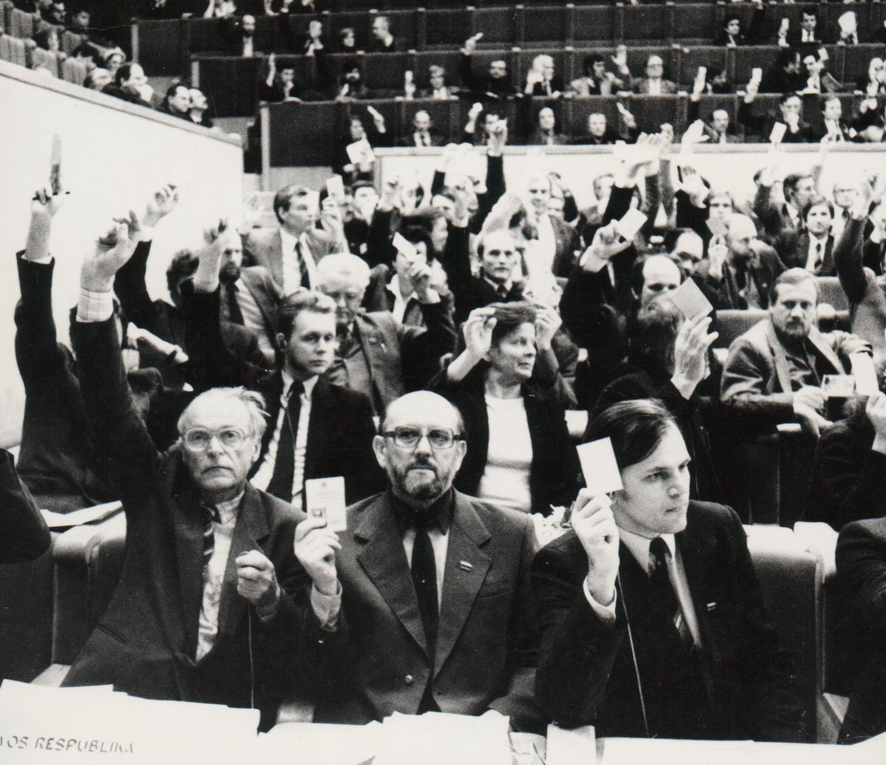 Jungtinis Lietuvos, Latvijos ir Estijos parlamentų posėdis. Pirmoje eilėje iš kairės: A. Sakalas, G. Ilgūnas ir V. Andriukaitis. 1990 m. gruodis.