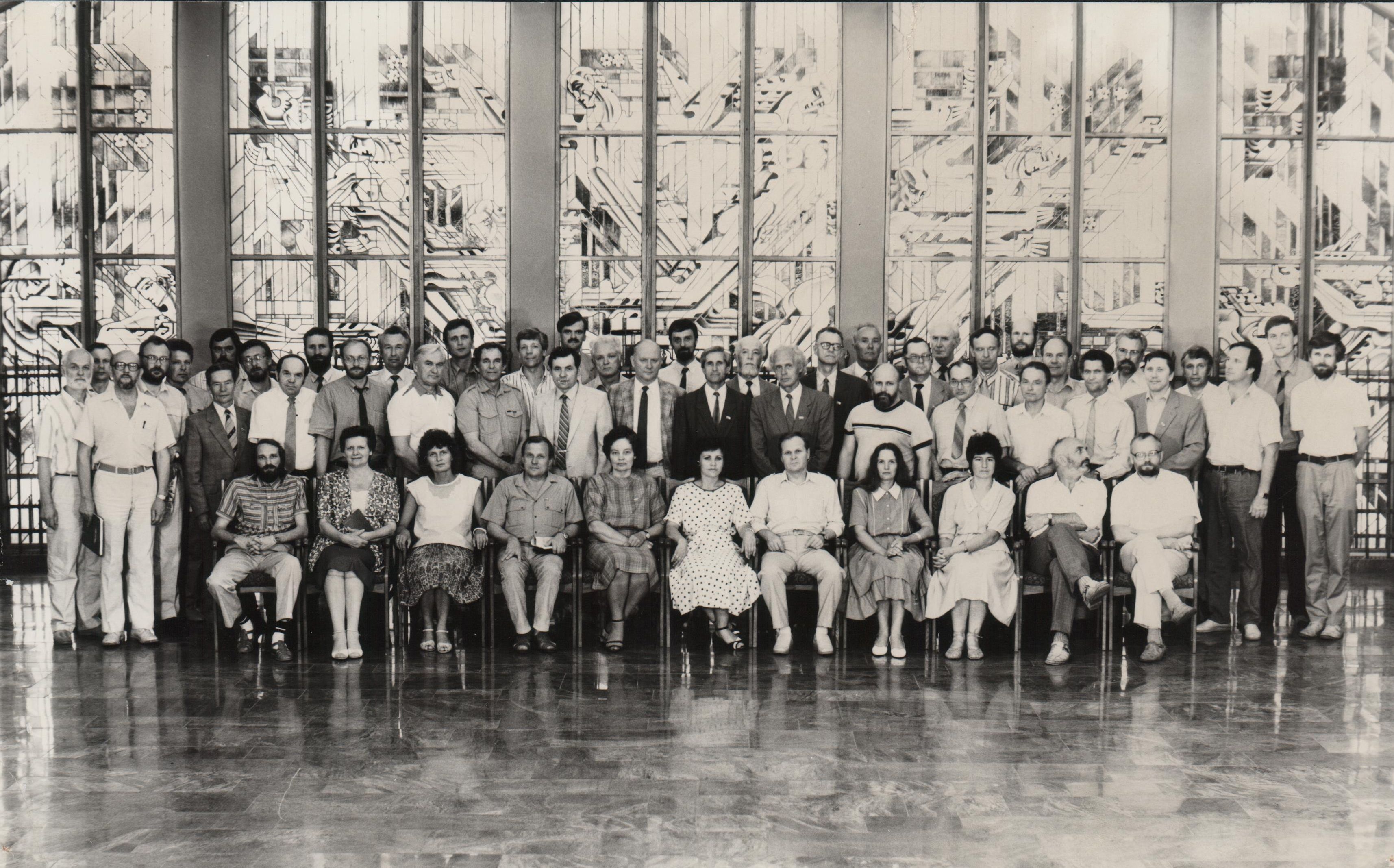 Aukščiausiosios Tarybos deputatų bendra nuotrauka. G. Ilgūnas – stovi antras iš kairės. 1990 m. liepa.
