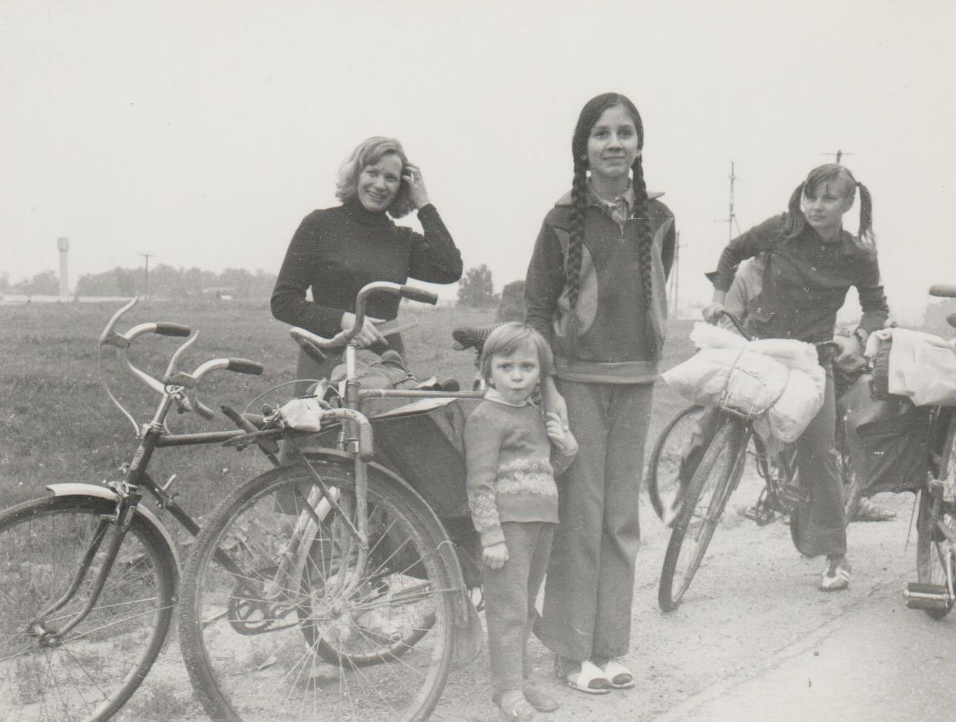 Žygio „Aplink Lietuvą“ dalyvius aplankė Birutė, Ugnė ir Milda. Ant dviračio – Danguolė Stumbrienė. 1980 m. liepa.