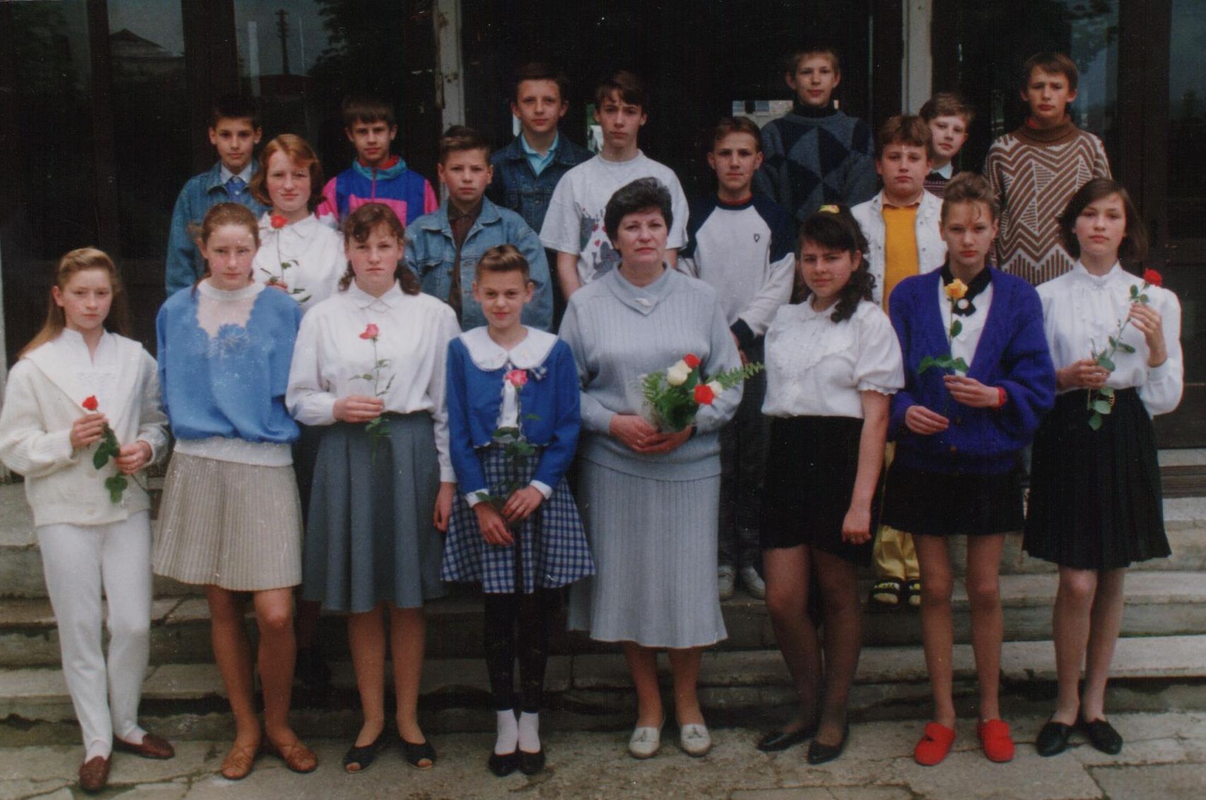Paskutiniai Birutės auklėtiniai Jonavos 4-oje vidurinėje mokykloje. 1994 m. birželio 3 d.