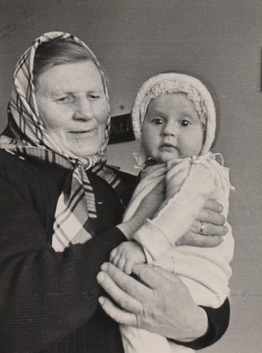 Birutės mama su anūke Ugne. 1969 m. vasara.