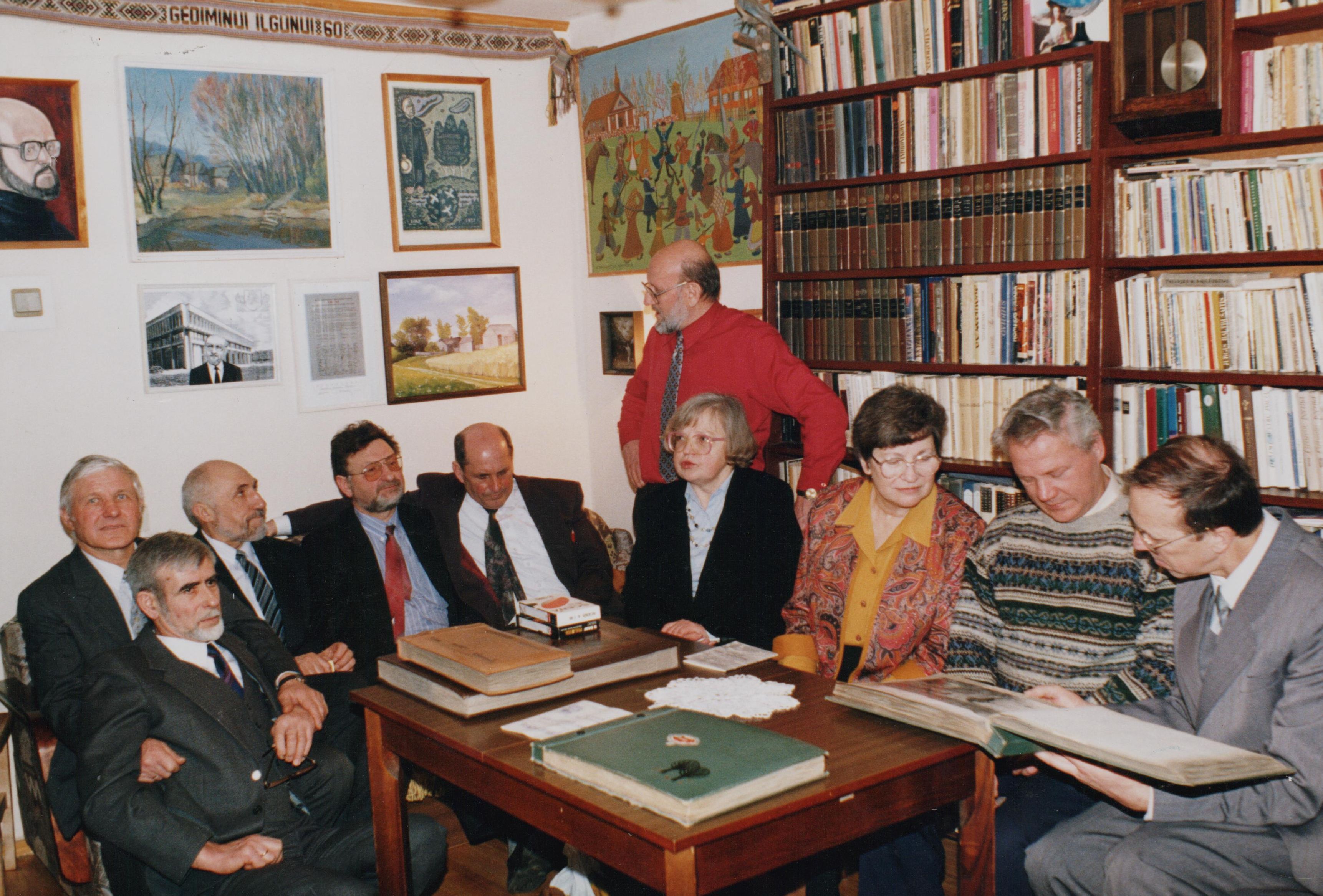 1998 m. Ilgūnų namuose po 30 metų susitiko 1968-ųjų žygio-ekspedicijos „Aplink Tarybų Sąjungą“ dalyviai. Iš kairės: Gintautas Maurutis, Vytautas Straigys, Jonas Burkvydas Kaluškevičius, Audrius Mikšas, Mečys Bortkevičius, Žibutė Uzdonaitė-Gudelienė, Gediminas Ilgūnas, Birutė Ilgūnienė, Jonas Šimkonis, Gediminas Račkauskas.