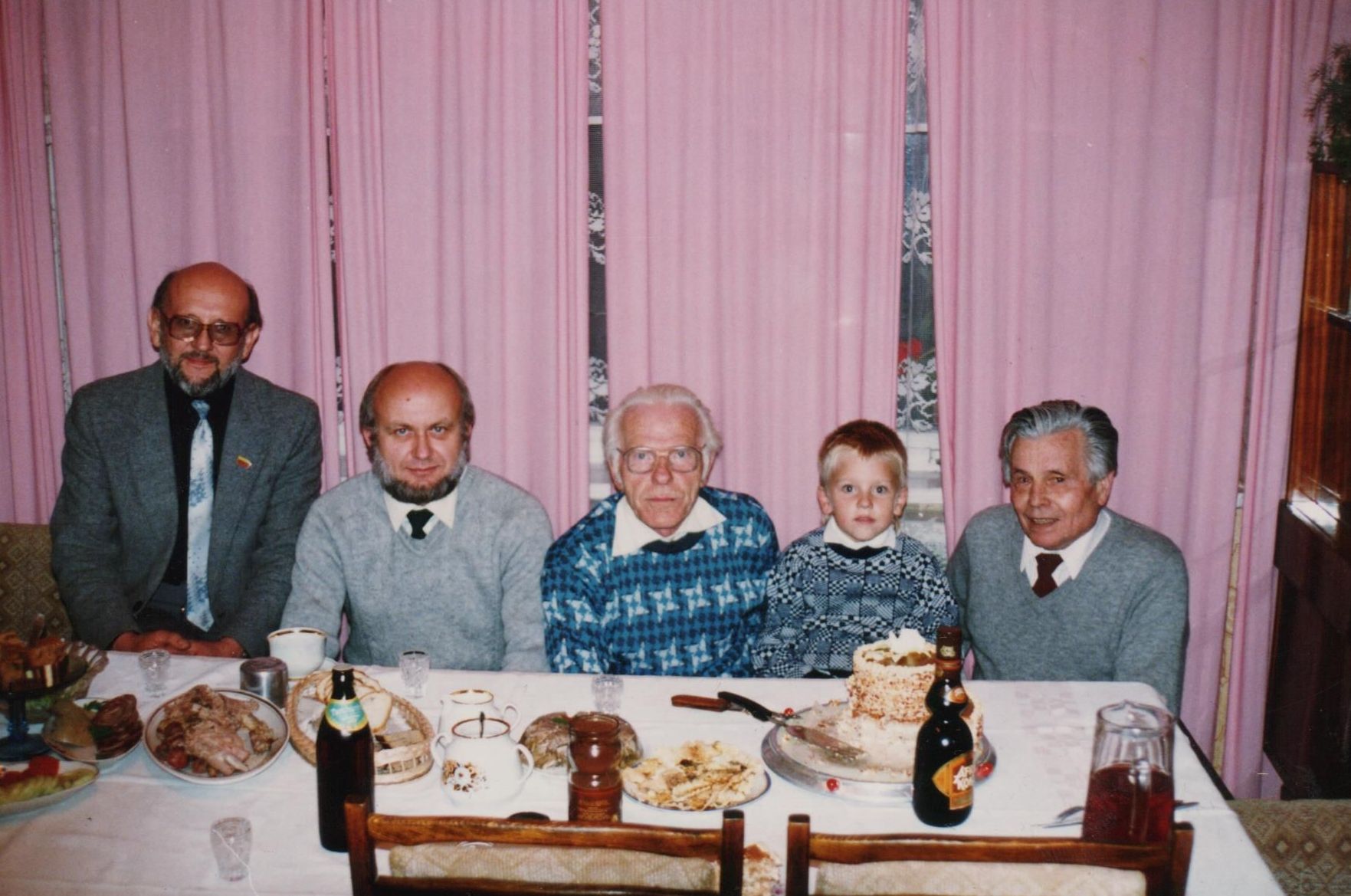 Susitikime su giminėmis. Iš dešinės: Gediminas Ilgūnas, Antanas Šumskas, Vladas Žukauskas, jo sūnus ir Vacys Ilgūnas. 1990 m. spalis.