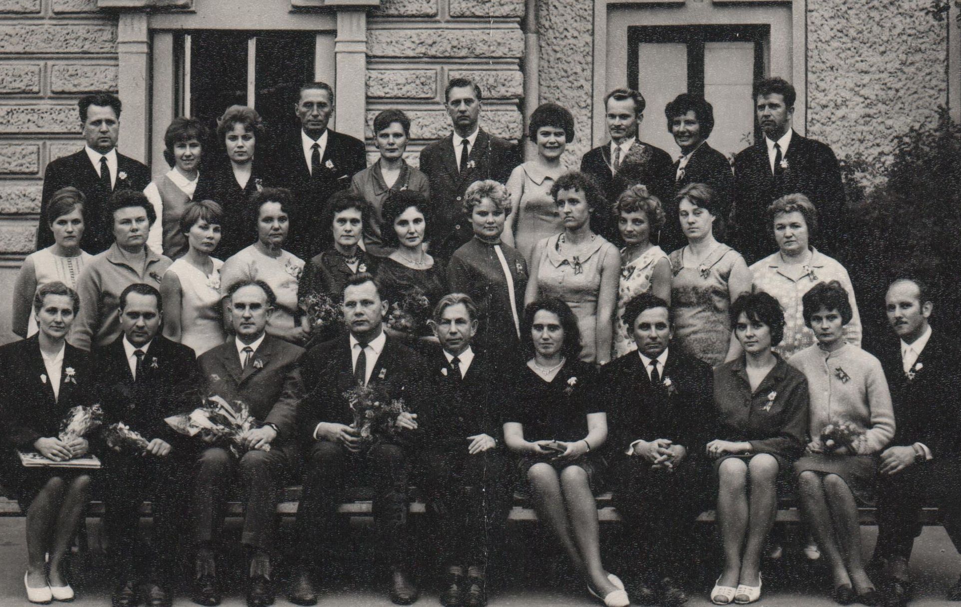 1967 m. birželio mėnesį G. Ilgūnas baigė Kauno ekonomikos technikumą. Su bendramoksliais ir technikumo vadovybe. Gediminas – pirmoje eilėje pirmas iš dešinės.