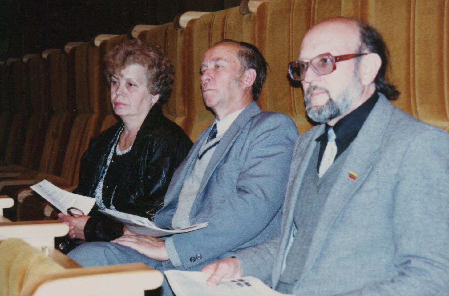 Aukščiausiojoje Taryboje svečiuojasi G. Ilgūno sesuo Aldona Liakauskienė su vyru Edmundu. 1990 m. spalis.
