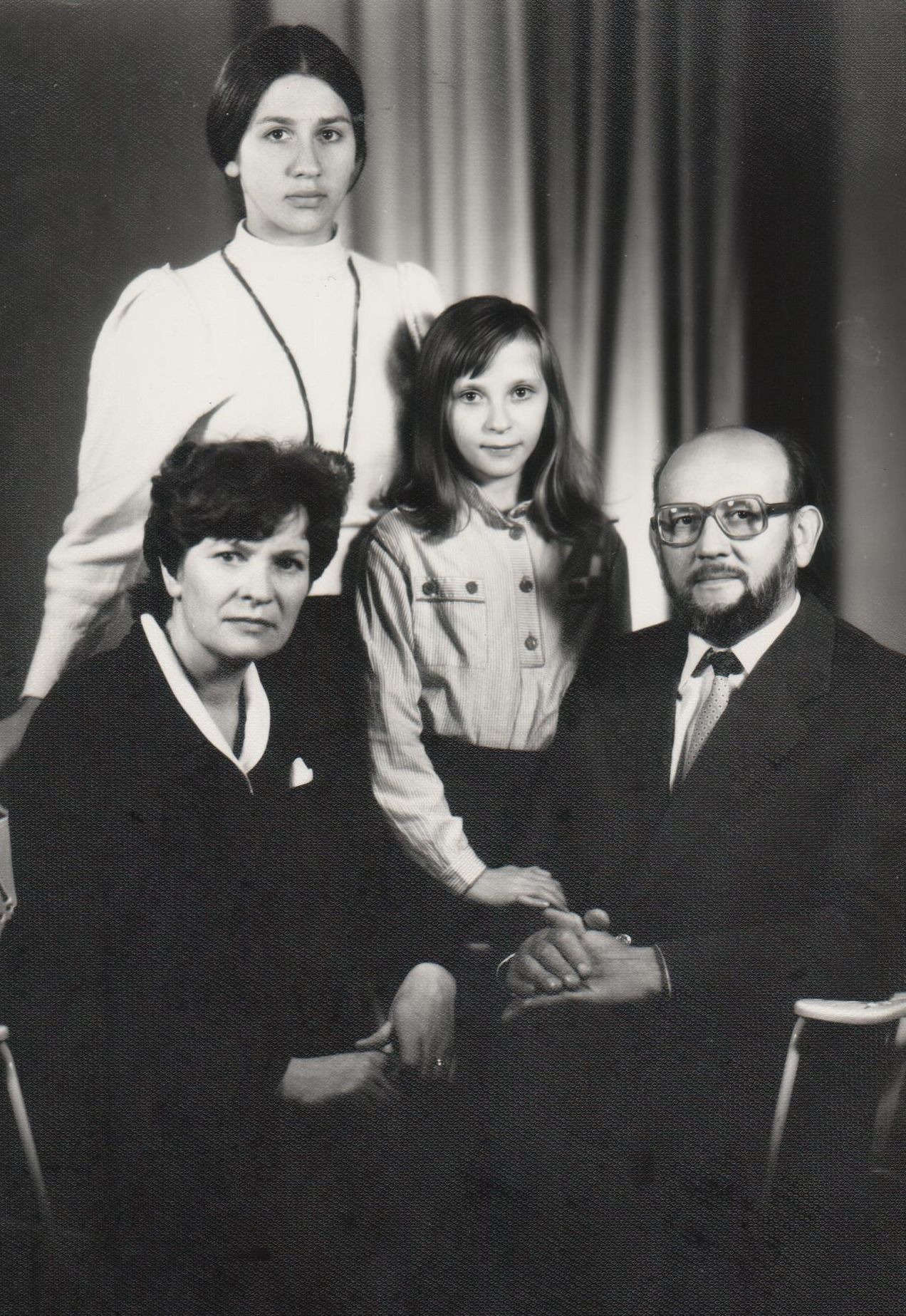 Gedimino ir Birutės Ilgūnų šeima, pradėjusi 3-čią bendro gyvenimo dešimtmetį. 1986 m. rugpjūčio 30 d.