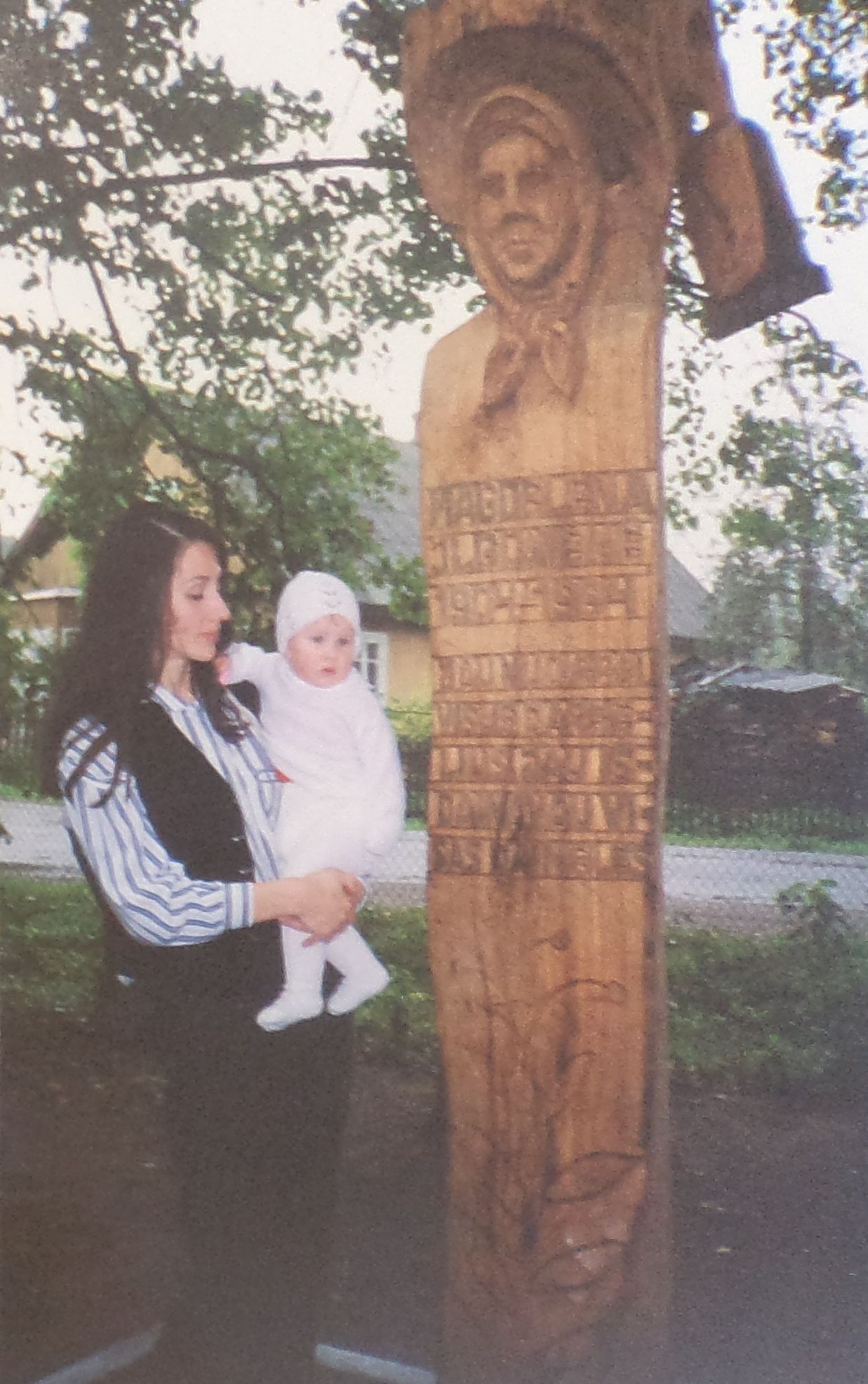 Liaudies meistras Ipolitas Užkurnys iš ąžuolo G. Ilgūno mamai sukūrė paminklą. Ugnė su dukra Guste. 1995 m. rugsėjo 8 d.