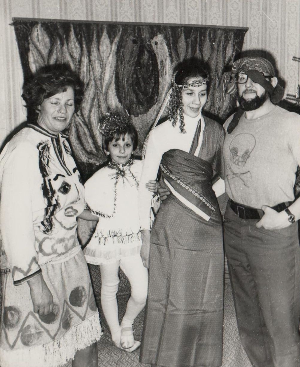 Naujametiniame 1983-ųjų „kaukių baliuje“. Birutė, dukros Milda su Ugne ir Gediminas.
