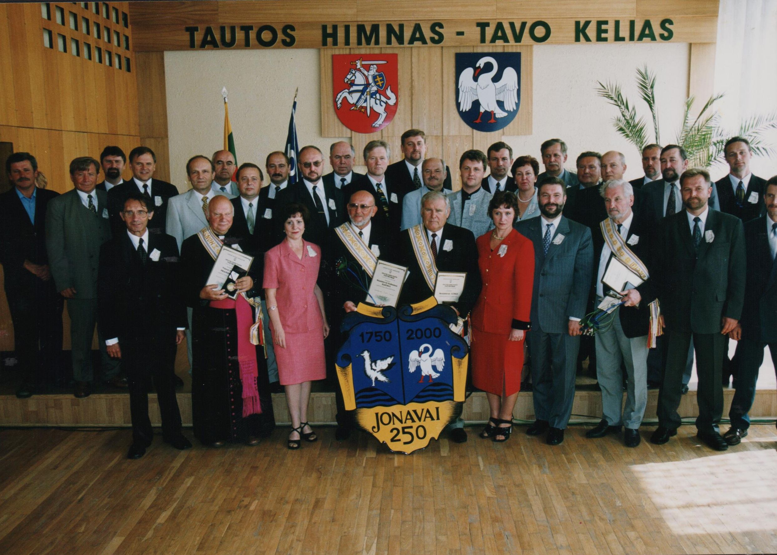 Jonavos rajono savivaldybės tarybos nariai su Jonavos miesto garbės piliečiais V. A. Pranskiečiu, G. Ilgūnu, B. Lubiu ir K. Bogdanu. 2000 m. rugpjūčio 5 d.