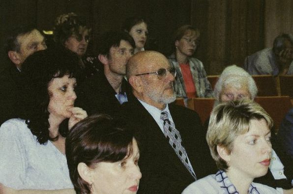 Sūnaus Stasio mirties metinių paminėjime Marijampolėje. Prie G. Ilgūno (iš kairės) sėdi dukra Rasa Ilgūnaitė-Pečiukonienė. 2001 m. birželis.