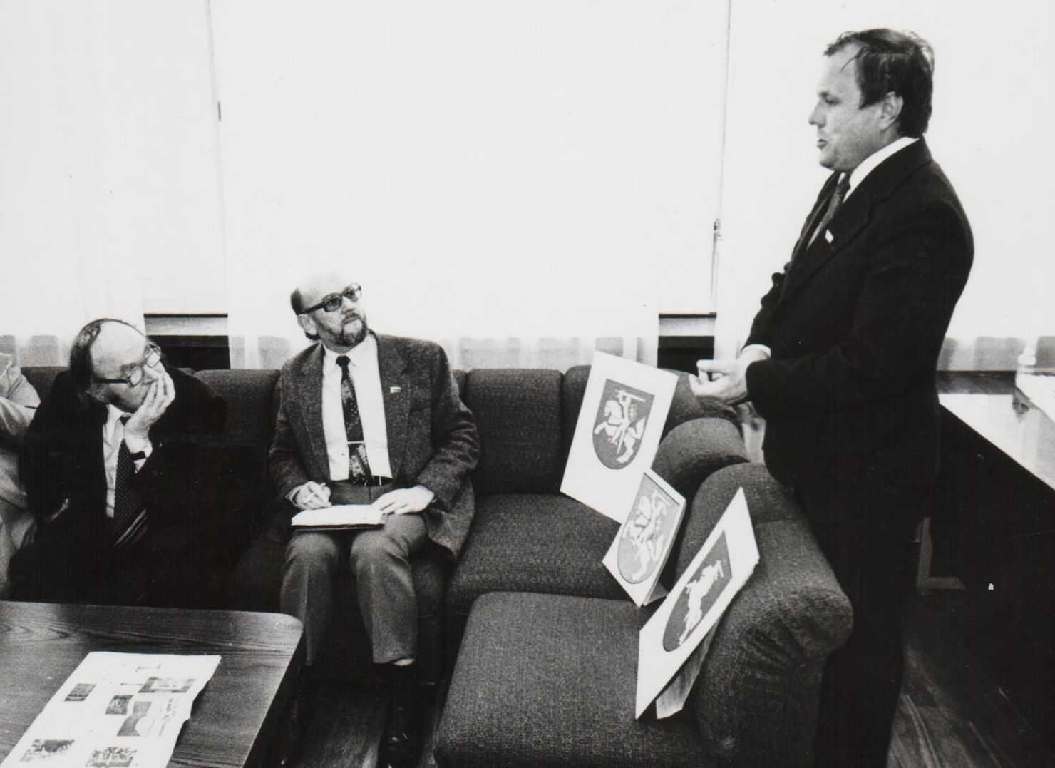 1990 m. kovo 20 d. G. Ilgūnas buvo išrinktas Aukščiausiosios Tarybos Švietimo, mokslo ir kultūros komisijos pirmininku. Pirmasis komisijos darbas – valstybės herbo projekto svarstymas. Kairėje – prof. Julius Juzeliūnas, dešinėje – Aukščiausiosios Tarybos deputatas Povilas Varanauskas. 1990 m. kovas.