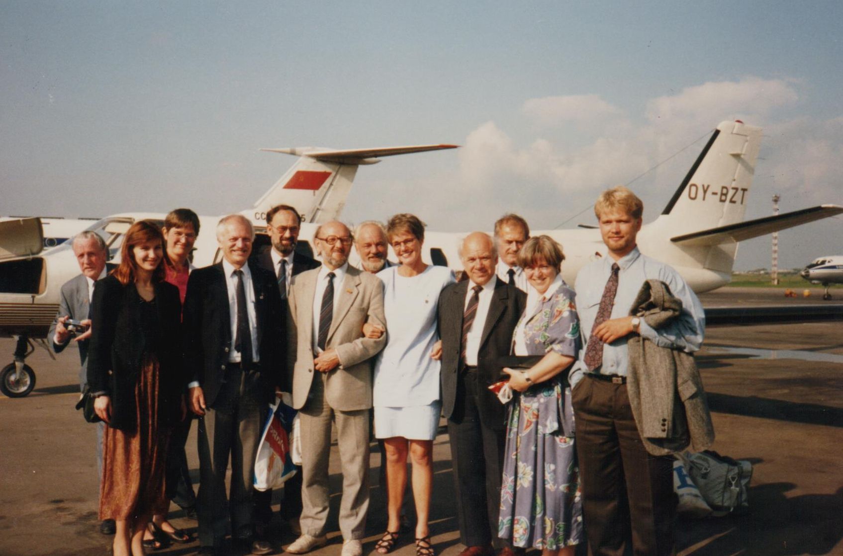 Vilniaus oro uoste, išlydint Danijos parlamento Švietimo ir mokslo komisijos delegaciją. 1991 m. birželis.
