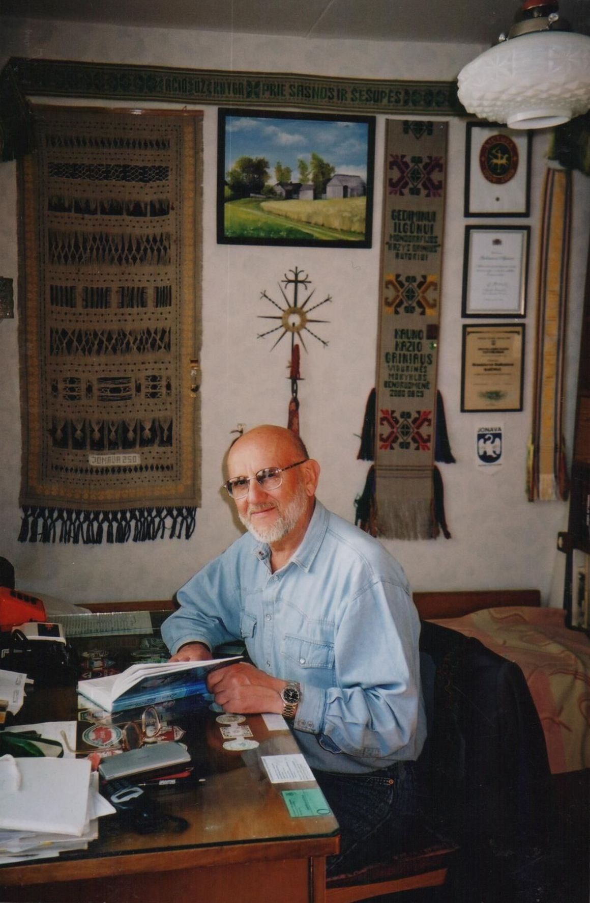 Gediminas kambaryje prie rašomojo stalo savo namuose Vilniuje. 2000 m. vasara.