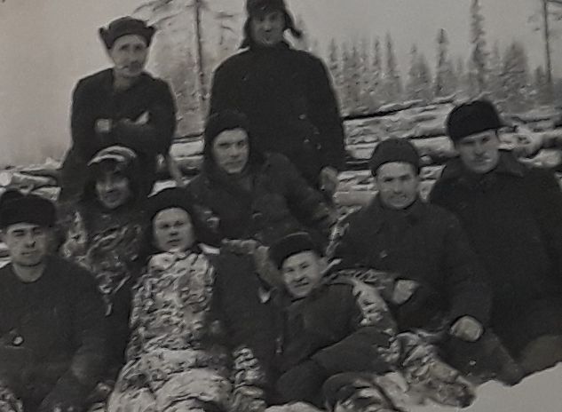 Politiniai kaliniai-lietuviai miško kirtimo darbuose. Viršuje pirmas iš kairės – G. Ilgūnas, šalia jo stovi geras draugas Lietuvos totorius Kostas Jakubauskas. 1954 m.