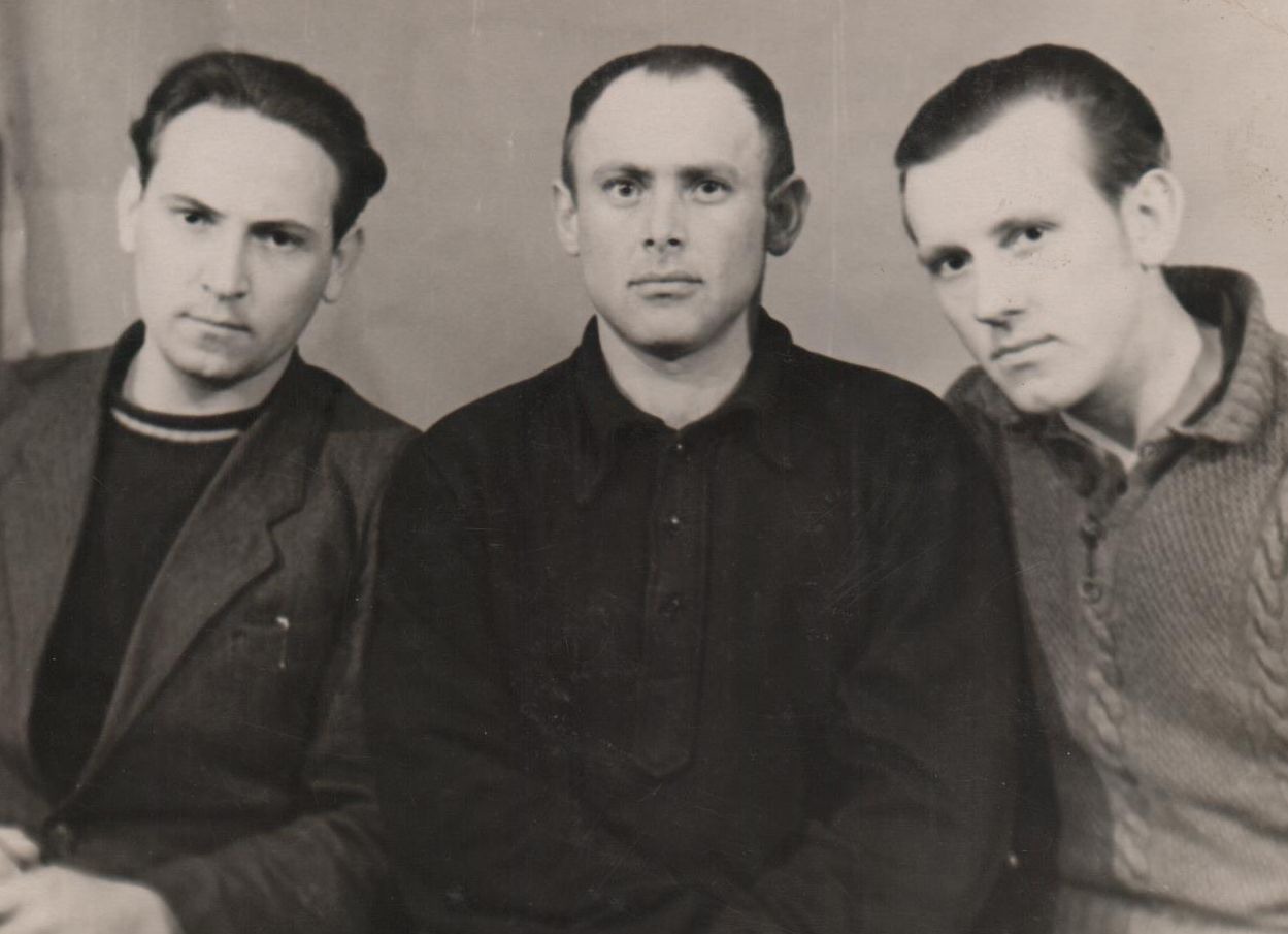 Su likimo draugais Eugenijumi Dubrovskiu ir Aleksandru Šipelskiu Peles lageryje (Komi TSR). 1957 m.