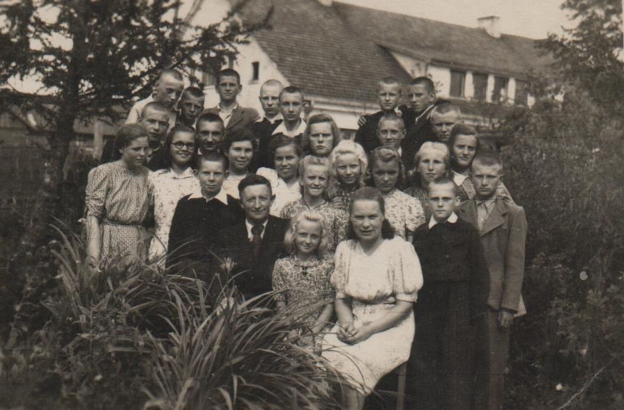 Jonavos septynmetės mokyklos 7 b. klasės išleistuvės. Viršuje pirmas iš dešinės – G. Ilgūnas. 1950 m. birželio 22 d.