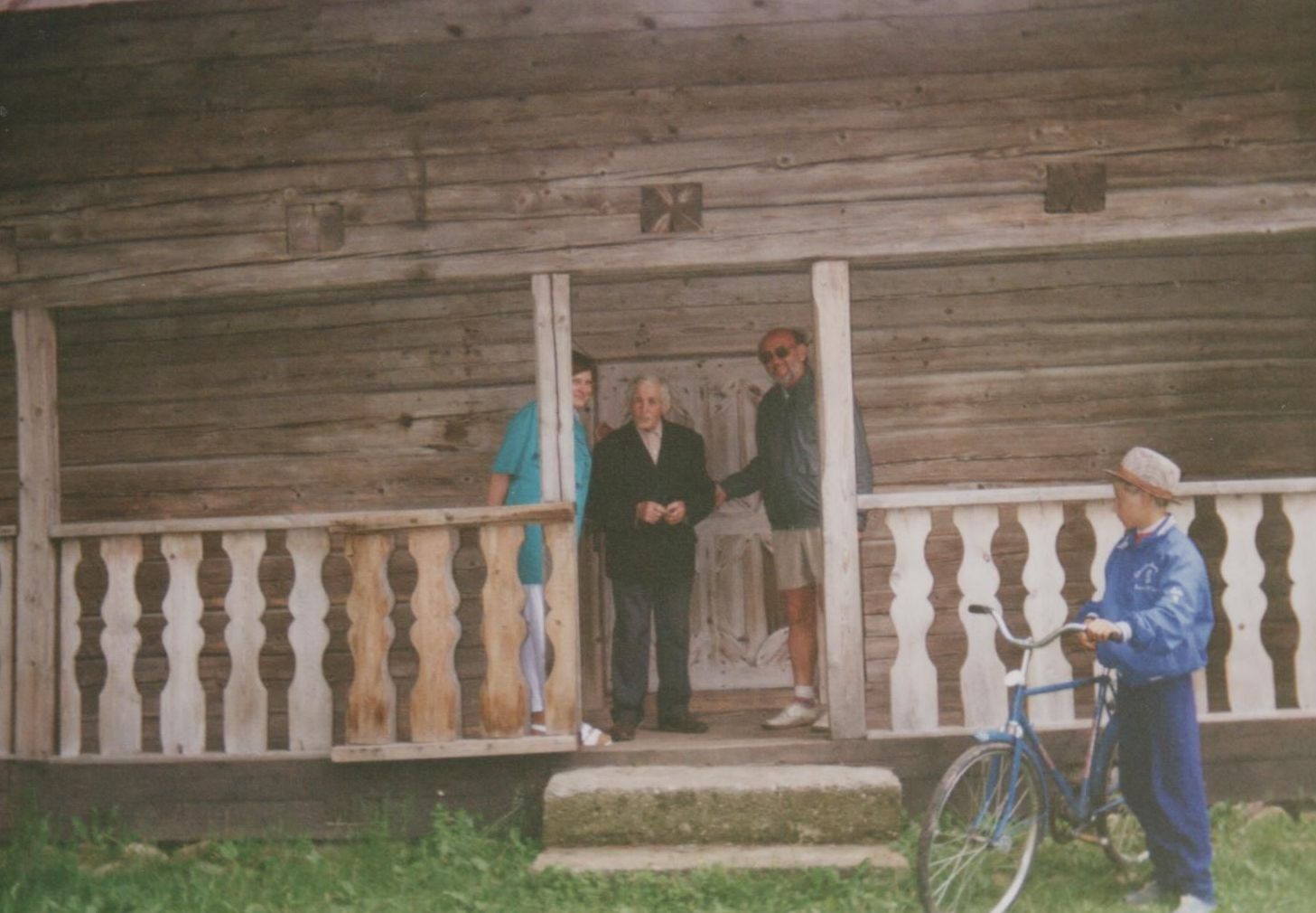 Su Archyvų departamento darbuotojais kiekvienais metais G. Ilgūnas išvykdavo į ekskursiją po Lietuvą. Paežeriuose (Vilkaviškio raj.) aplanko V. Kudirkos klėtelę. 1995 m. birželio 3 d.