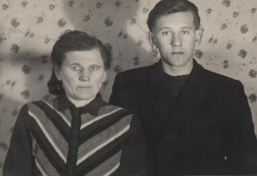 Su mama Magdelena Ilgūniene. 1959 m.