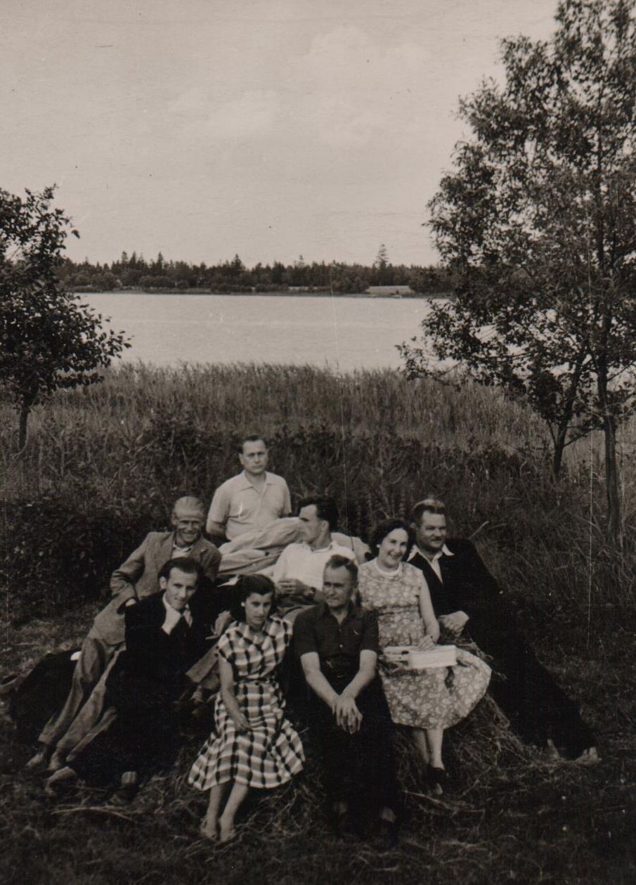 Su Marijampolės styginio orkestro, kuriame Gediminas grojo kontrabosu, dalyviais išvykoje prie Igliaukos (Marijampolės raj.) ežero. 1958 m. birželio 28 d.