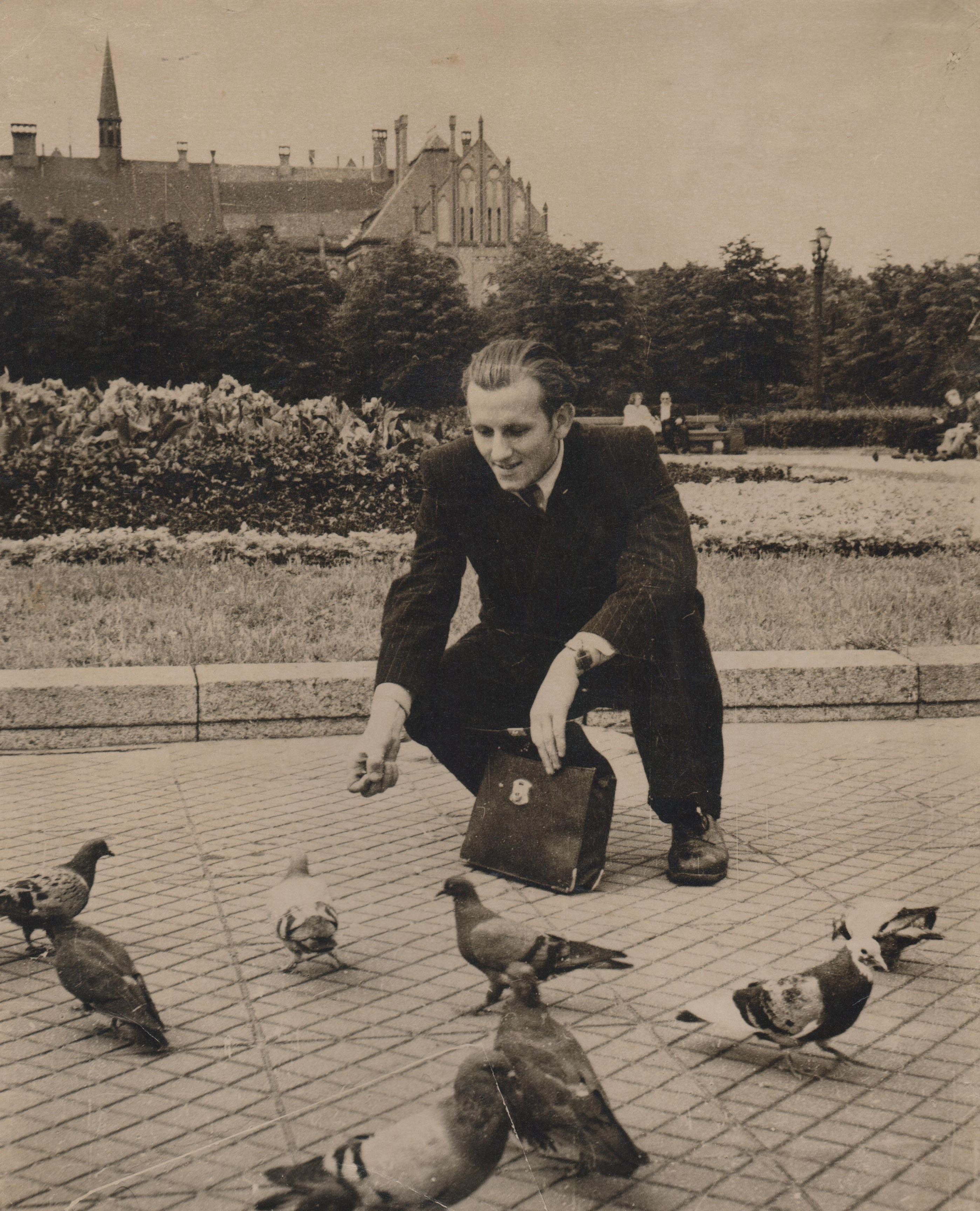 Pirmoji išvyka su fotoaparatu į užsienį. Balandžių maitinimas Rygos aikštėje. 1958 m. rugpjūtis.