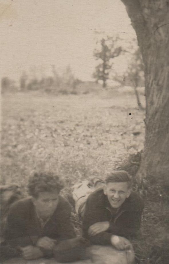 Su draugu Vytautu Glavecku kelionėje pas partizanų ryšininkus Ščiukaičius. 1953 m. balandžio 31 d.
