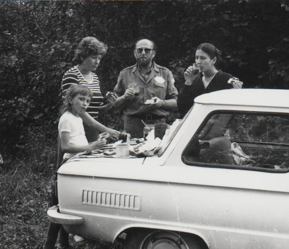 Užkandis žygyje. Milda, Birutė, Gediminas ir Ugnė. 1985 m.