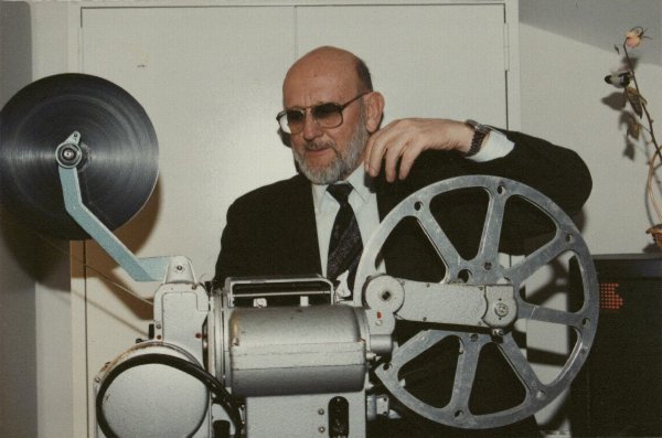 G. Ilgūnas prie senovinio 16 mm kino projektoriaus „Ukraina“, demonstruojant filmuotus kelionių filmus. 2000 m. kovas.