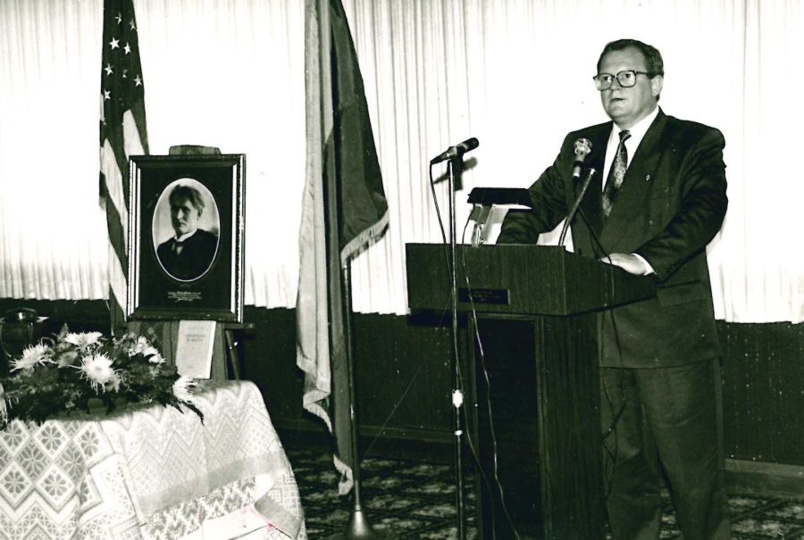 Atsisveikinimo su K. Griniaus palaikais ceremonija JAV S. Balzeko muziejuje, prieš grąžinant juos į Lietuvą. Kalba – LR amabasadorius JAV A. Eidintas. 1994 m. G. Ilgūno nuotr.