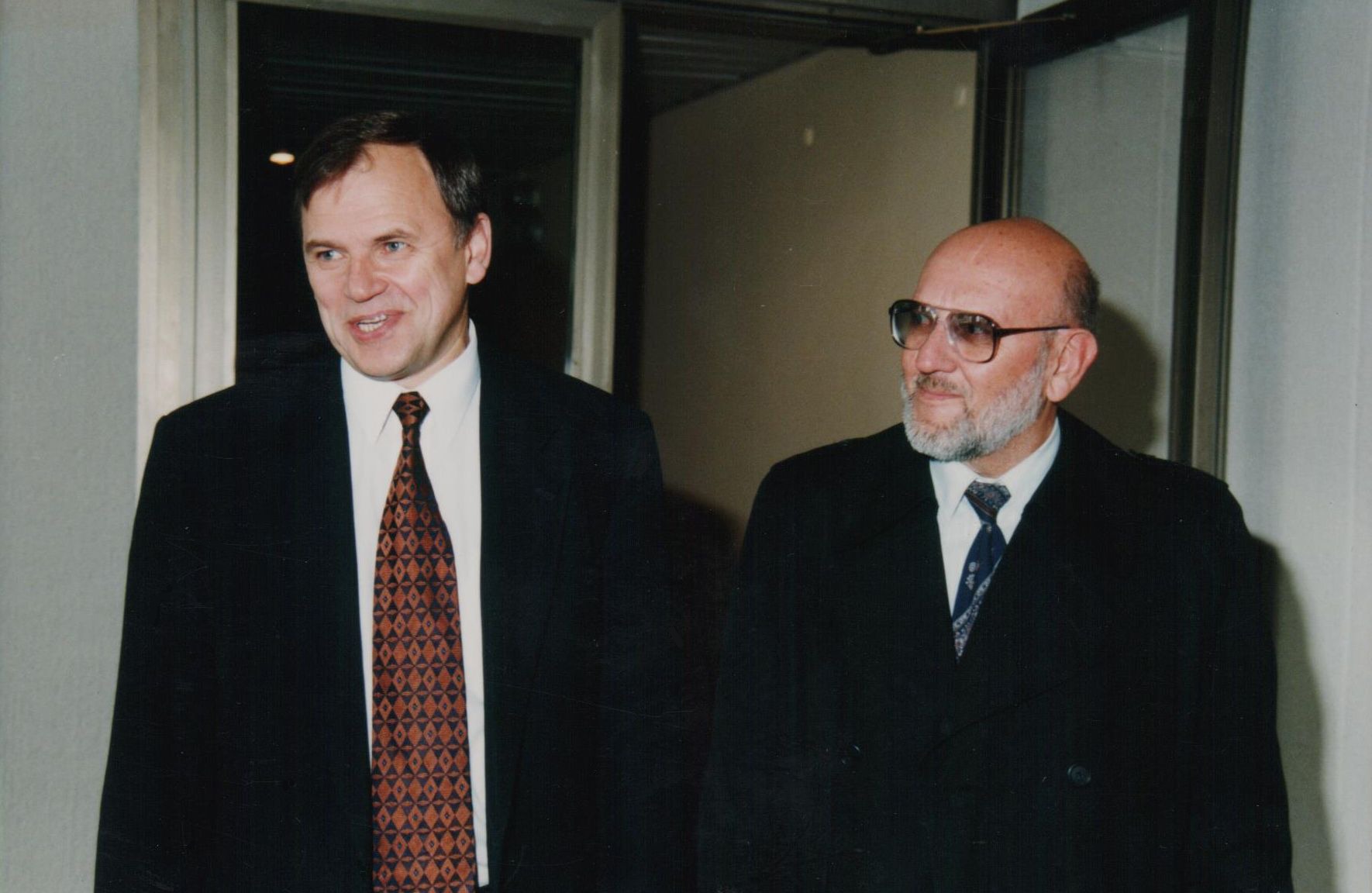 Su geru bičiuliu, bendražygiu, Seimo nariu Vyteniu Andriukaičiu LR Seime. 1998 m. gegužė.