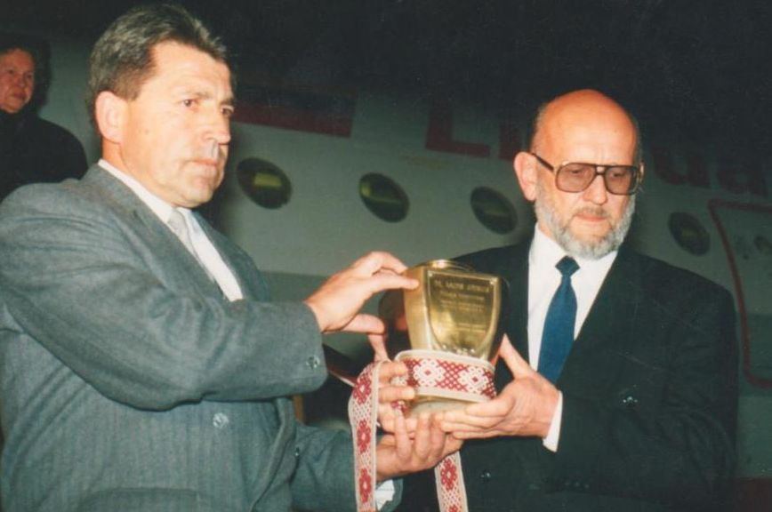 Lėktuvui nusileidus Vilniuje, išnešama urna su K. Grinaius palaikais. 1994 m.