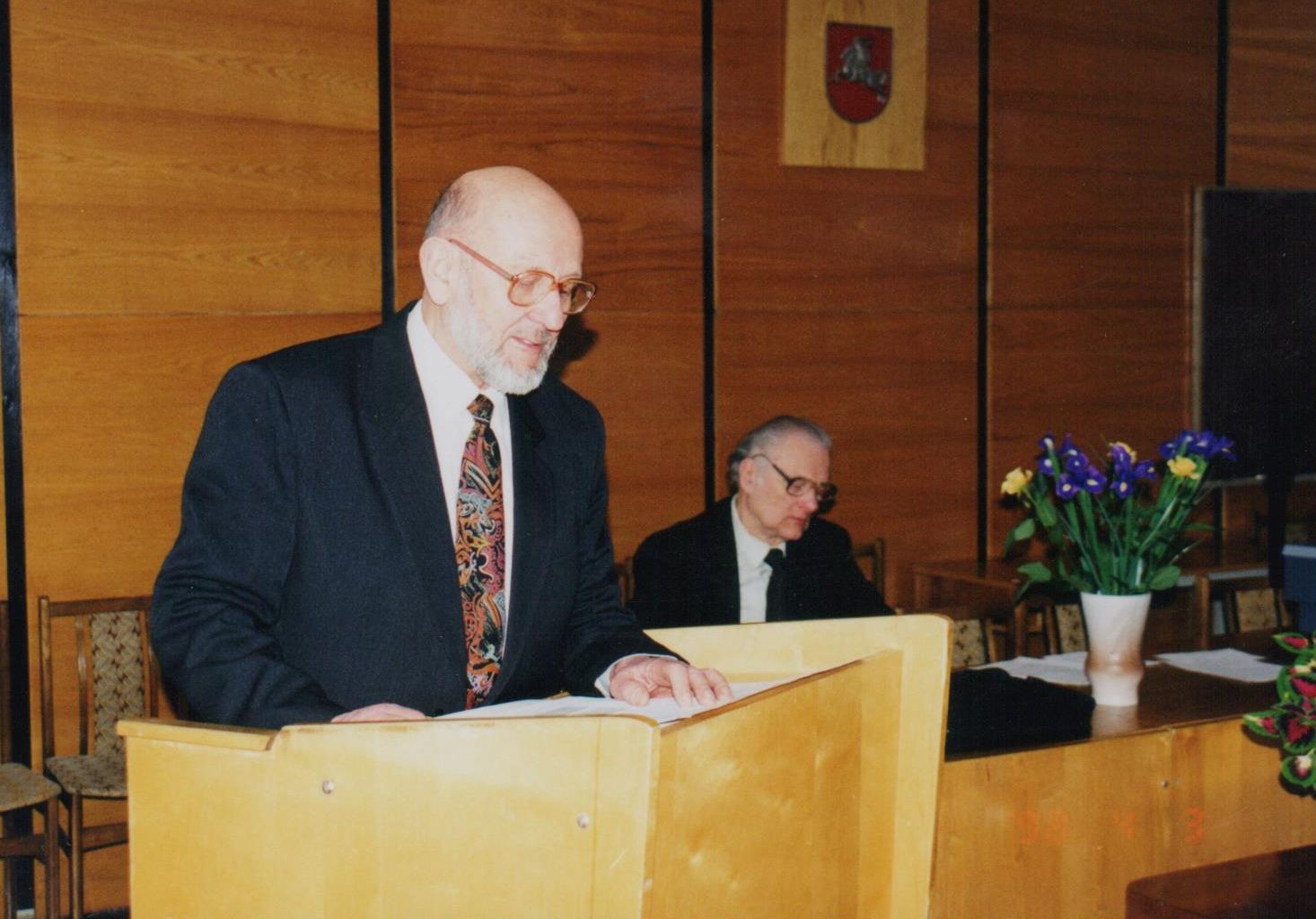 Pranešimas Mokslo istorikų konferencijoje. Šalia G. Ilgūno – draugijos pirmininkas prof. J. A. Krikštopaitis. 1998 m. balandžio 3 d.