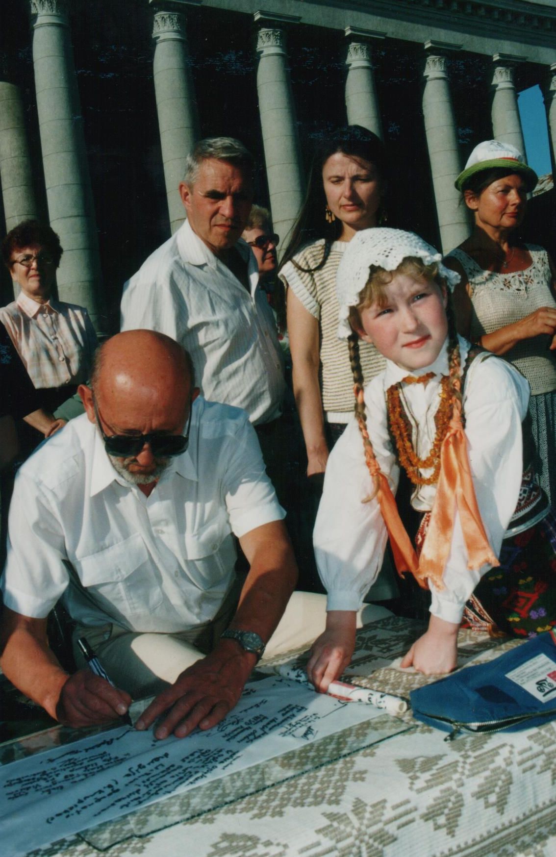 G. Ilgūno parašas aplink pasaulį dviračiais keliaujančių lietuvių taikos juostoje. 1998 m. liepos 26 d., Vilnius, Nepriklausomybės aikštė.