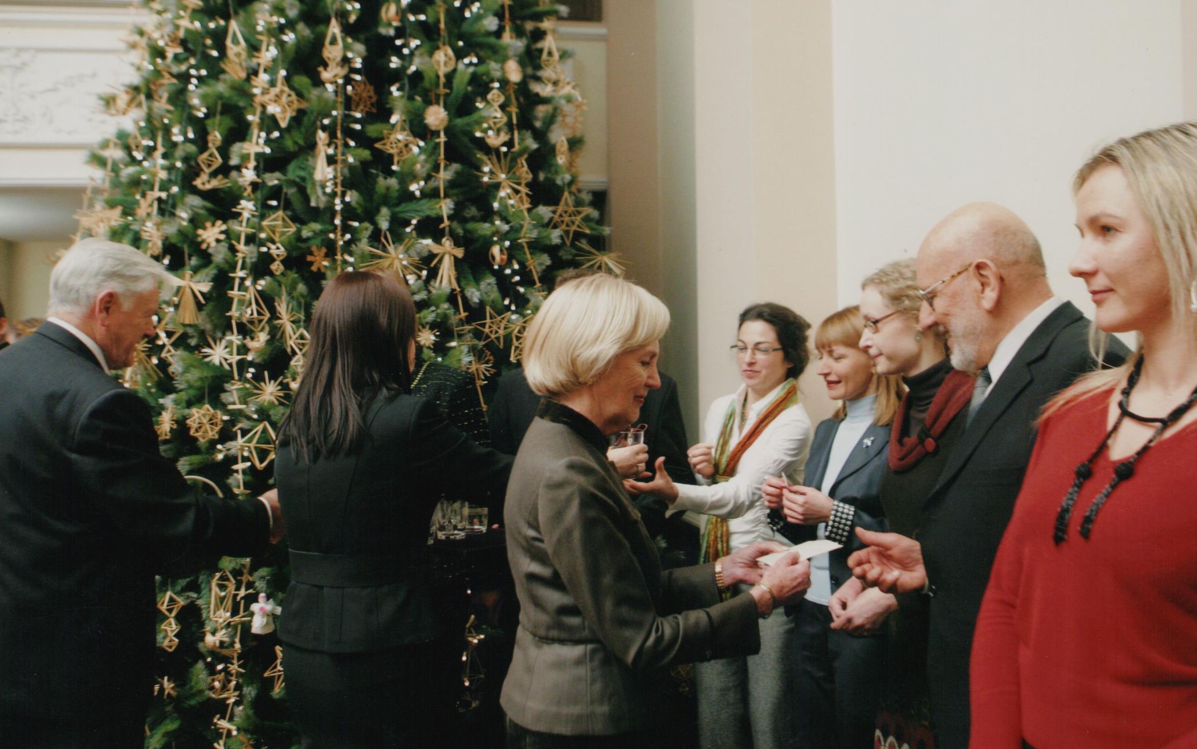 LR Prezidento Valdo Adamkaus ir ponios Almos Adamkienės kalėdinis susitikimas su Prezidento kanceliarijos darbuotojais. 2007 m. gruodžio 22 d. Džojos Gundos Barysaitės nuotr.