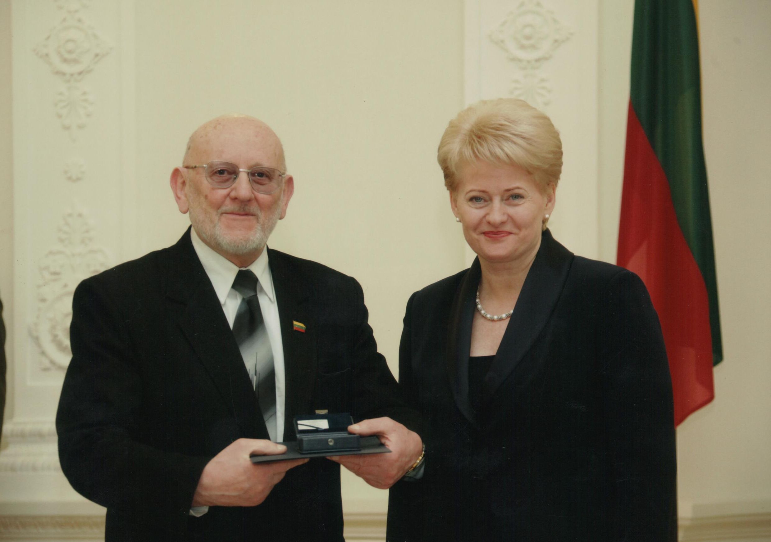 Su LR Prezidente Dalia Grybauskaite Atminimo medalių įteikimo ceremonijos metu. 2010 m. kovo 10 d. Džojos Gundos Barysaitės nuotr.