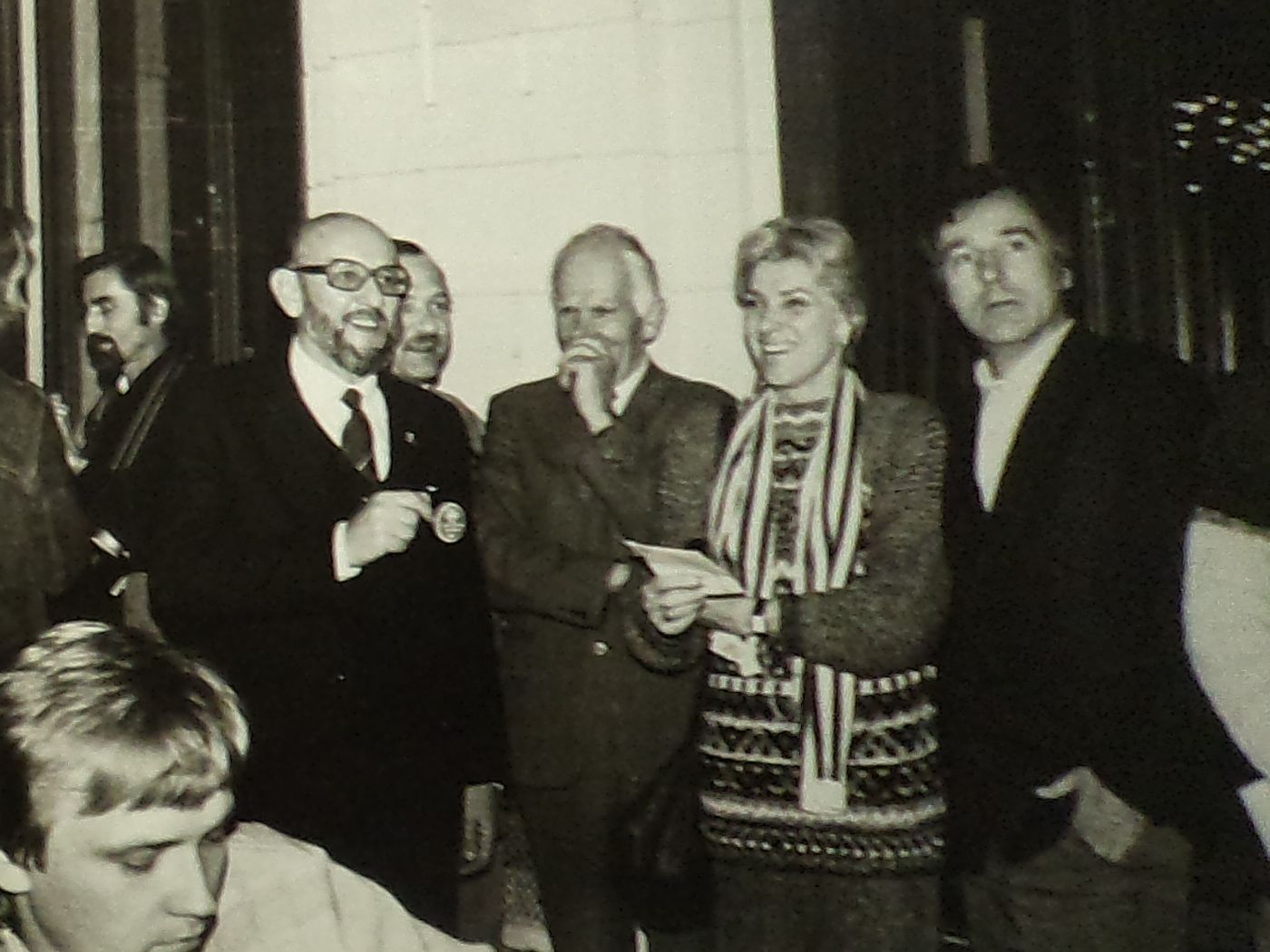Su Sąjūdžio aktyvistais Vilniuje. Centre – Lidija Šimkutė-Pocienė, apačioje, kairėje – Sąjūdžio Iniciatyvinės grupės narys Zigmas Vaišvila. 1988 m. spalis.
