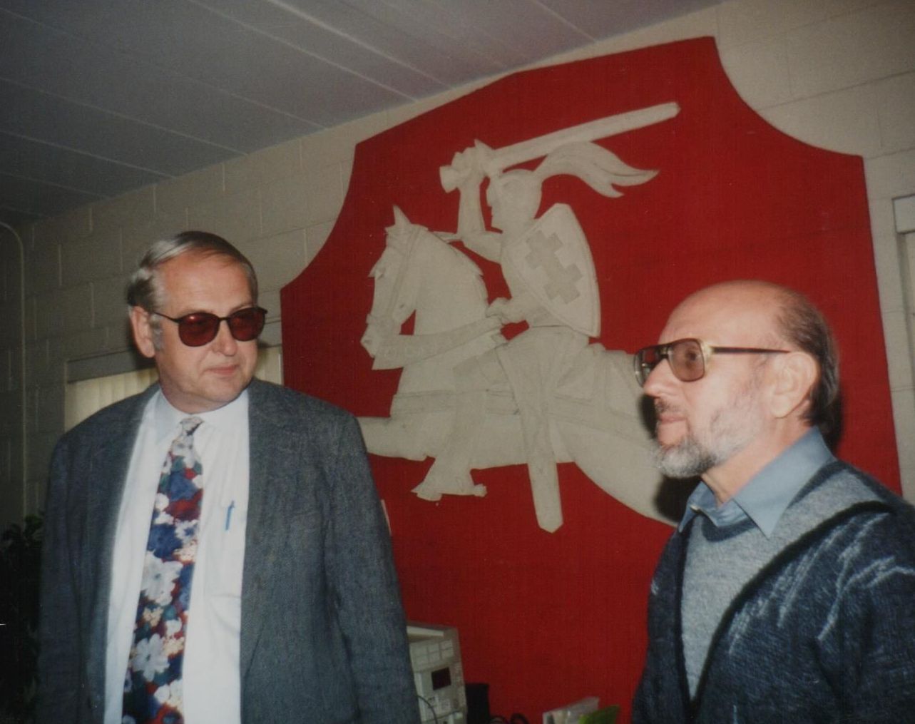 Su Amerikos Lituanistikos tyrimo ir studijų centro vadovu prof. J. Račkausku Lietuvos konsulate Čikagoje. 1994 m.