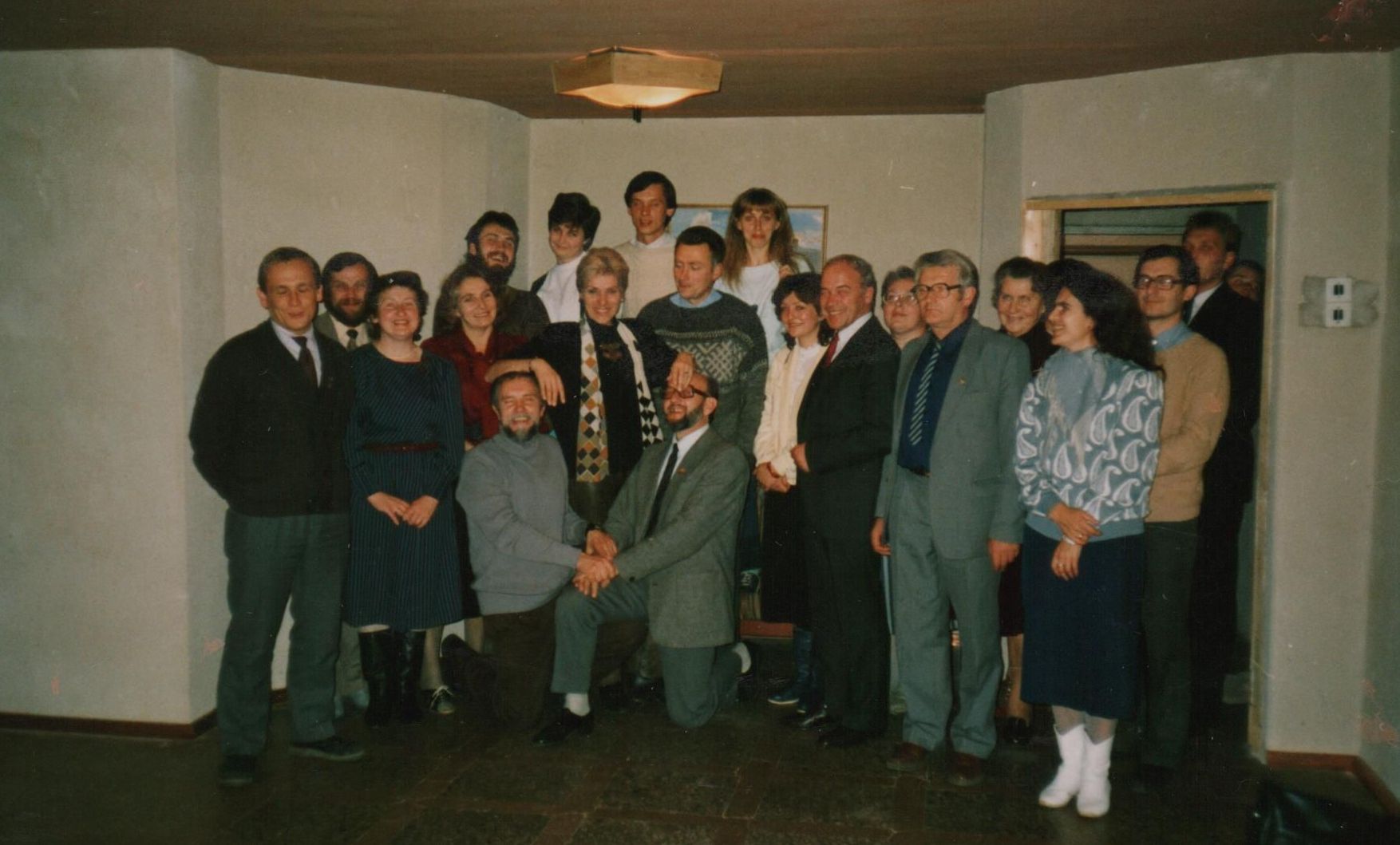Su Lidija Šimkute-Pociene Etnokosmologijos centre pas astronomą Gunarą Kakarą (atsiklaupęs) su Sąjūdžio Molėtų rajono aktyvistais. 1988 m. spalis.)