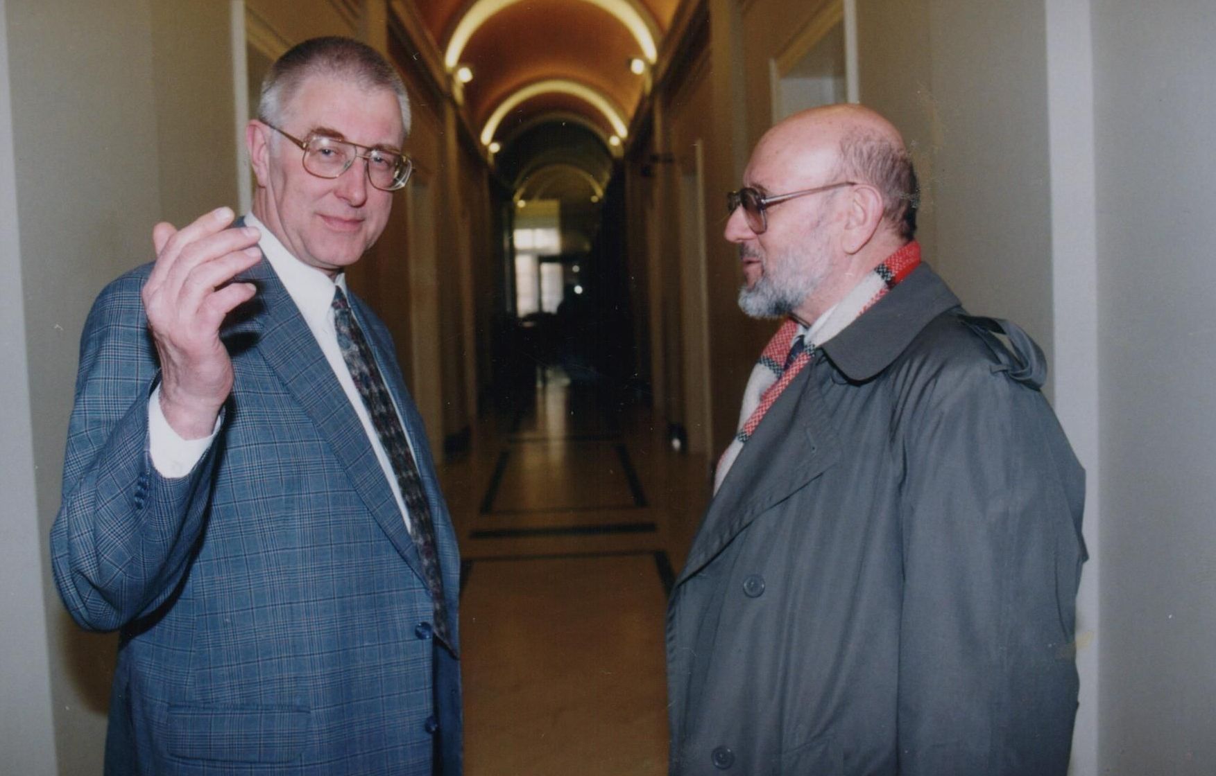 Su ilgamečiu LR Prezidento kanceliarijos vadovu Andriumi Meškausku. 1998 m.