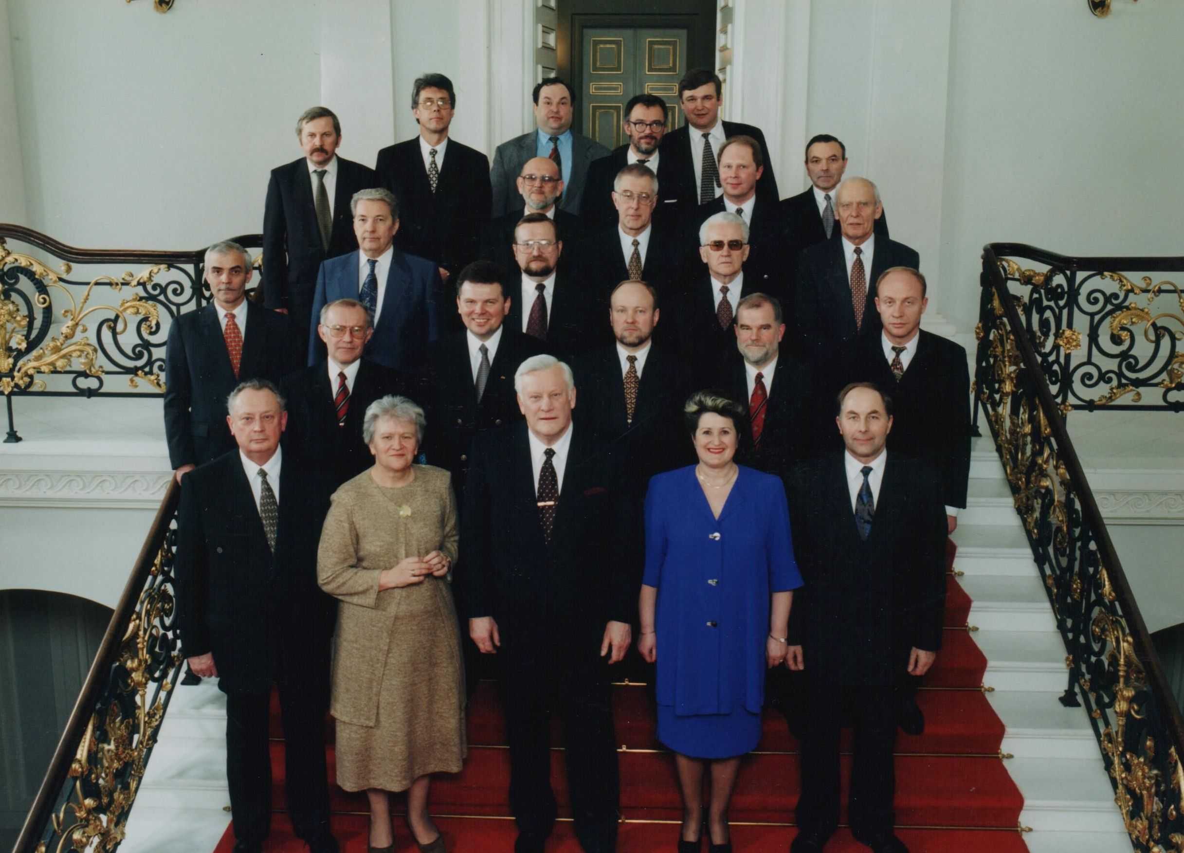 Prezidento patarėjai, referentai ir kiti svarbiausi Prezidentūros darbuotojai, atsisveikinant su kadenciją baigusiu LR Prezidentu A. Brazausku. 1998 m. vasario 20 d. Vladimiro Gulevičiaus nuotr.