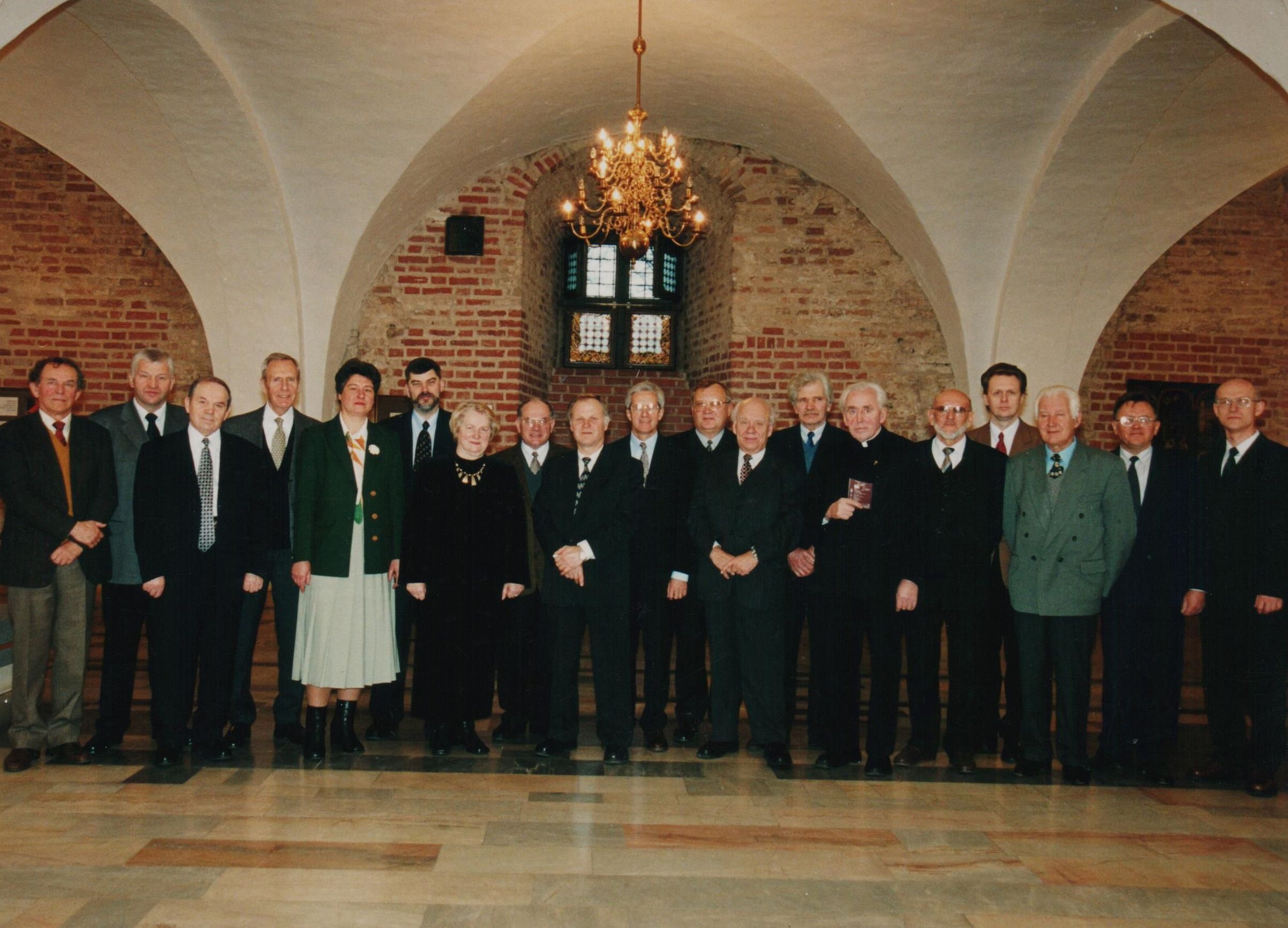 Su Kovo 11-osios Akto signatarais Taikomosios dailės muziejuje. G. Ilgūnas – penktas iš dešinės. 2000 m. lapkričio 25 d. Viliaus Jasinevičiaus nuotr.