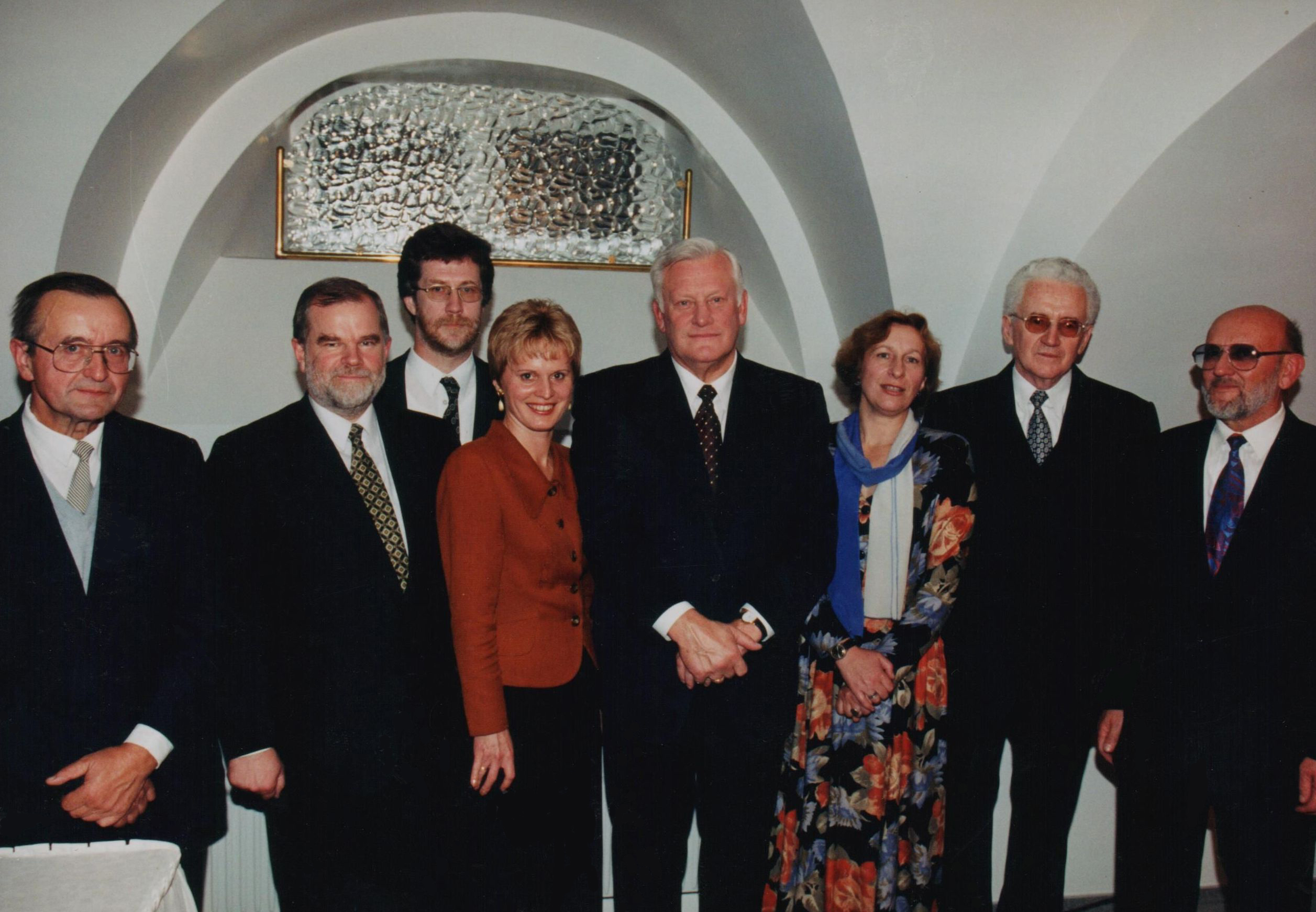 1997 m. rugsėjo mėn. LR Prezidentas A. Brazauskas pakvietė G. Ilgūną dirbti patarėju istorijos ir kultūros klausimais. Prezidentas su patarėjais ir referentais švietimo, mokslo ir kultūros klausimais. Iš kairės: R. Gudaitis, A. Matulionis, A. Vaškevičius, E. Jalnonienė, LR Prezidentas A. Brazauskas, L. Žeruolytė, V. Gurauskas ir G. Ilgūnas. 1997 m. rugsėjo 22 d.