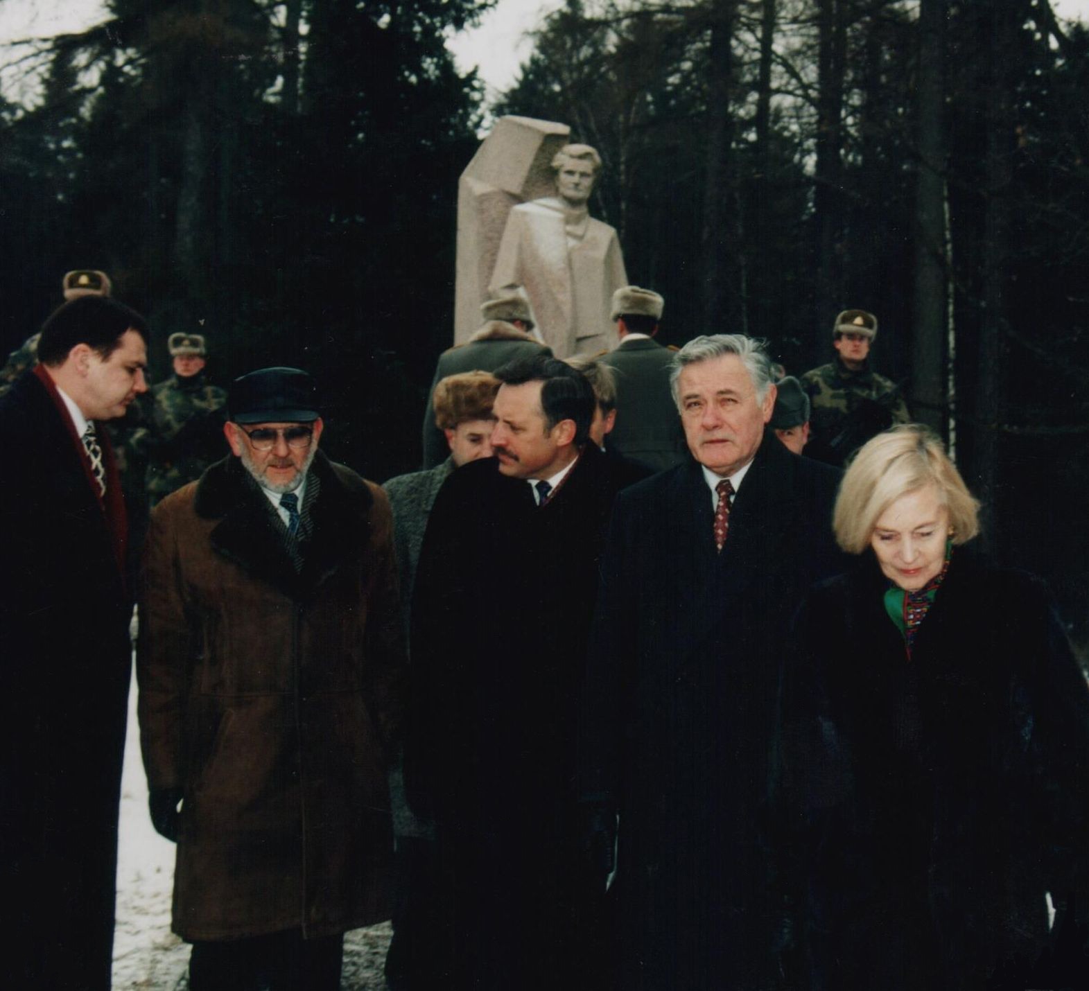 Prie paminklo Prezidentui K. Griniui su Marijampolės apskrities viršininku Jankausku, LR Prezidentu V. Adamkumi ir A. Adamkiene. 1998 m. lapkričio 27 d.