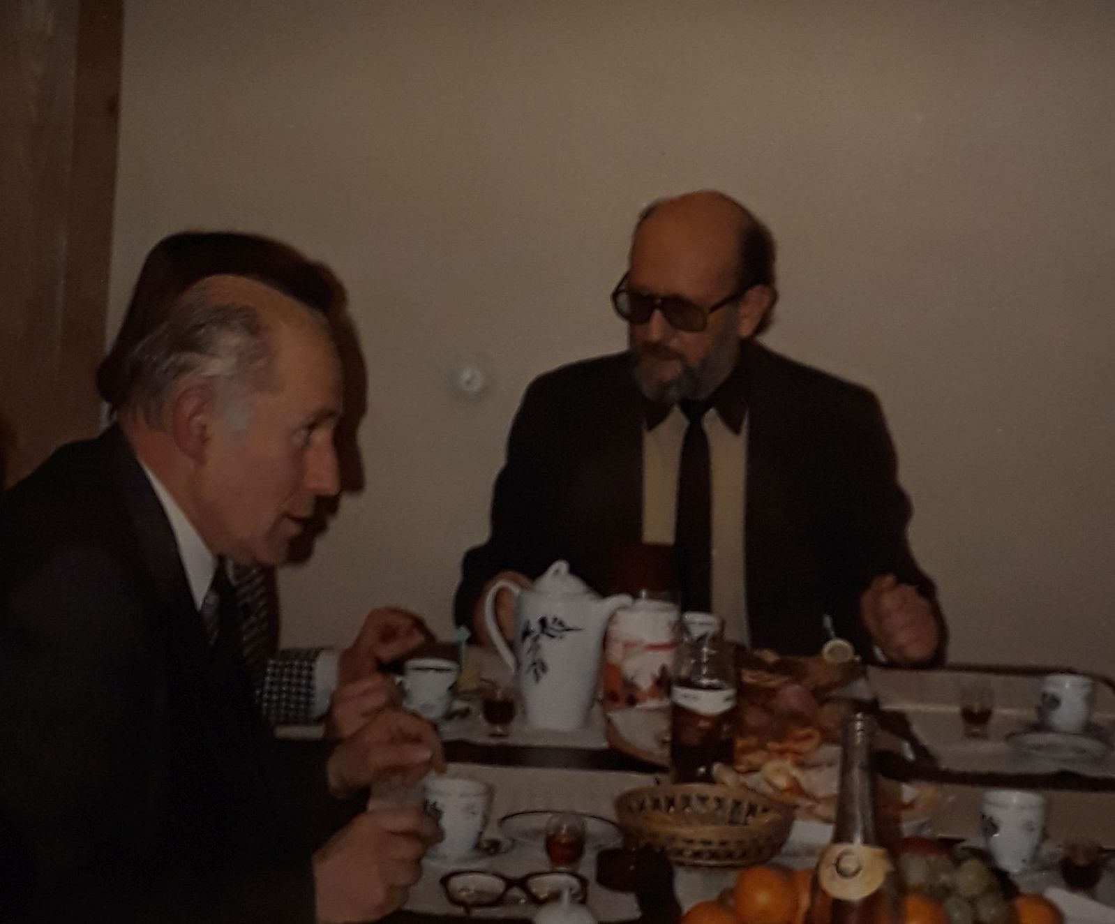 Su Archyvų generalinės direkcijos darbuotoju G. Bučiūnu, priimant užsienio svečius. 1993 m. gruodžio 16 d.
