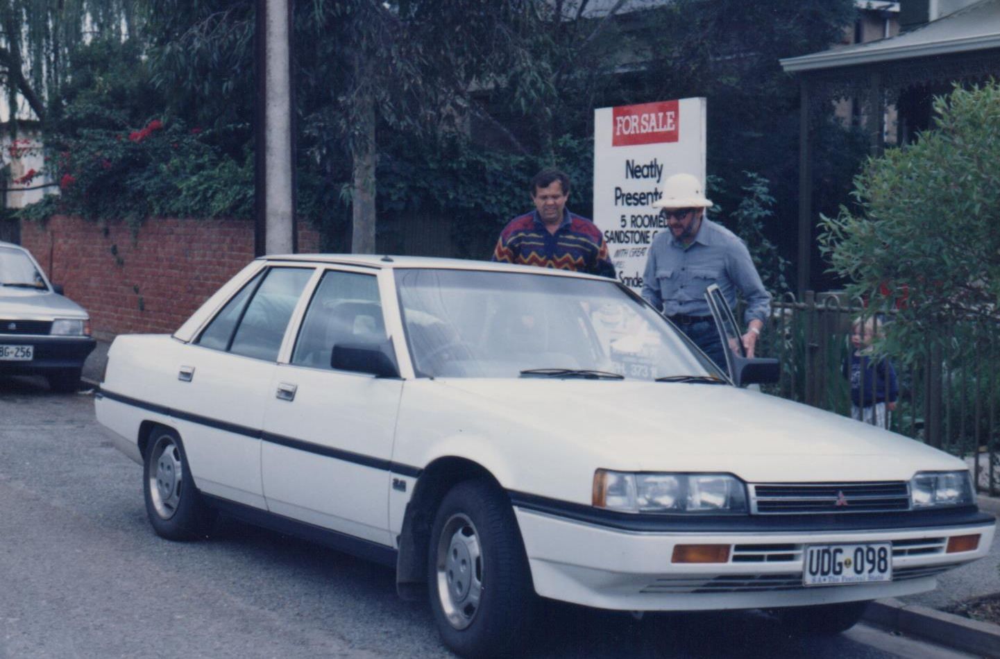 Šiuo Algio Leonavičiaus (kairėje) automobiliu keliavome po Australiją. 1988 m. gegužė.