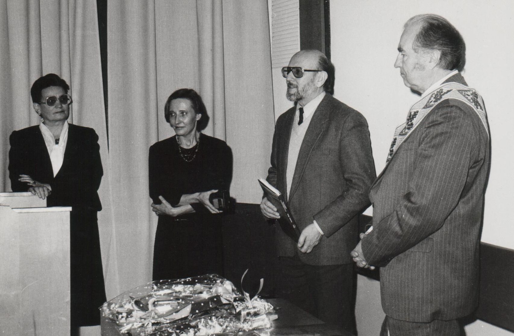 Archyvo direktorių A. Žėbą (dešinėje) G. Ilgūnas sveikina su 60-mečiu. Kairėje – archyvo darbuotojos Remeikienė ir Eigelytė. 1994 m. sausio 14 d.