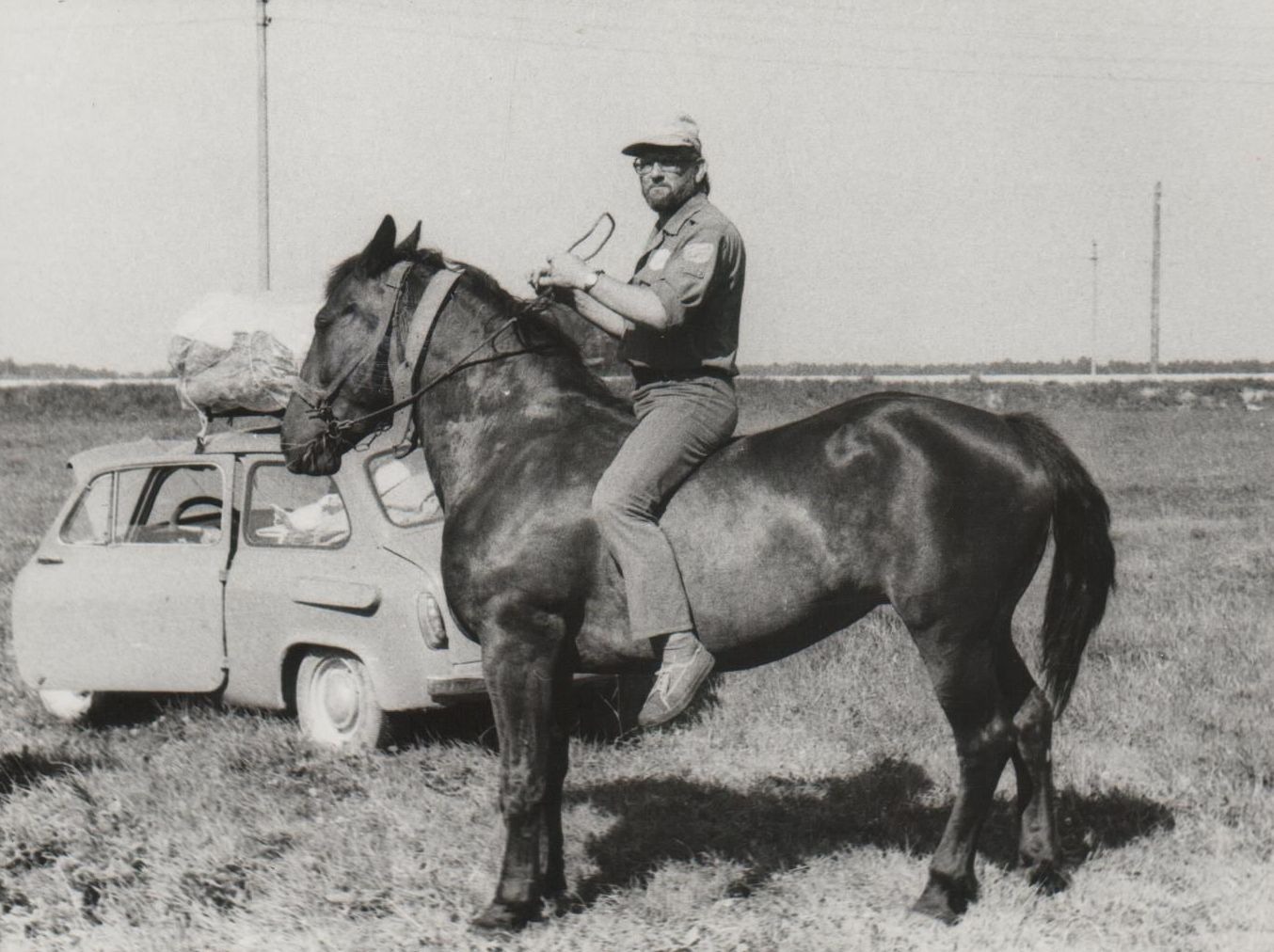 Arkliu Gediminas su bendražygiais keliauja rašytojo Vinco Pietario apybraižos „Kelionės“ vietomis. 1985 m. birželis.