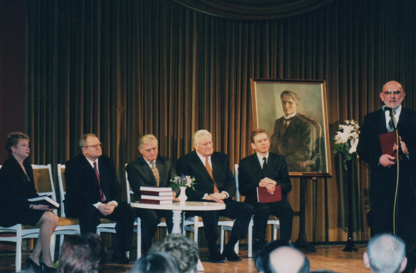 2000 m. kovo 22 d. Vilniaus Rotušėje vyko G. Ilgūno knygos „Kazys Grinius“ pristatymas. Į pristatymą atvyko LR. Prezidentai V. Adamkus ir A. Brazauskas, ambasadorius, istorijos mokslų daktaras A. Eidintas. Kairėje – Rotušės direktorė A. Daučiūnienė.